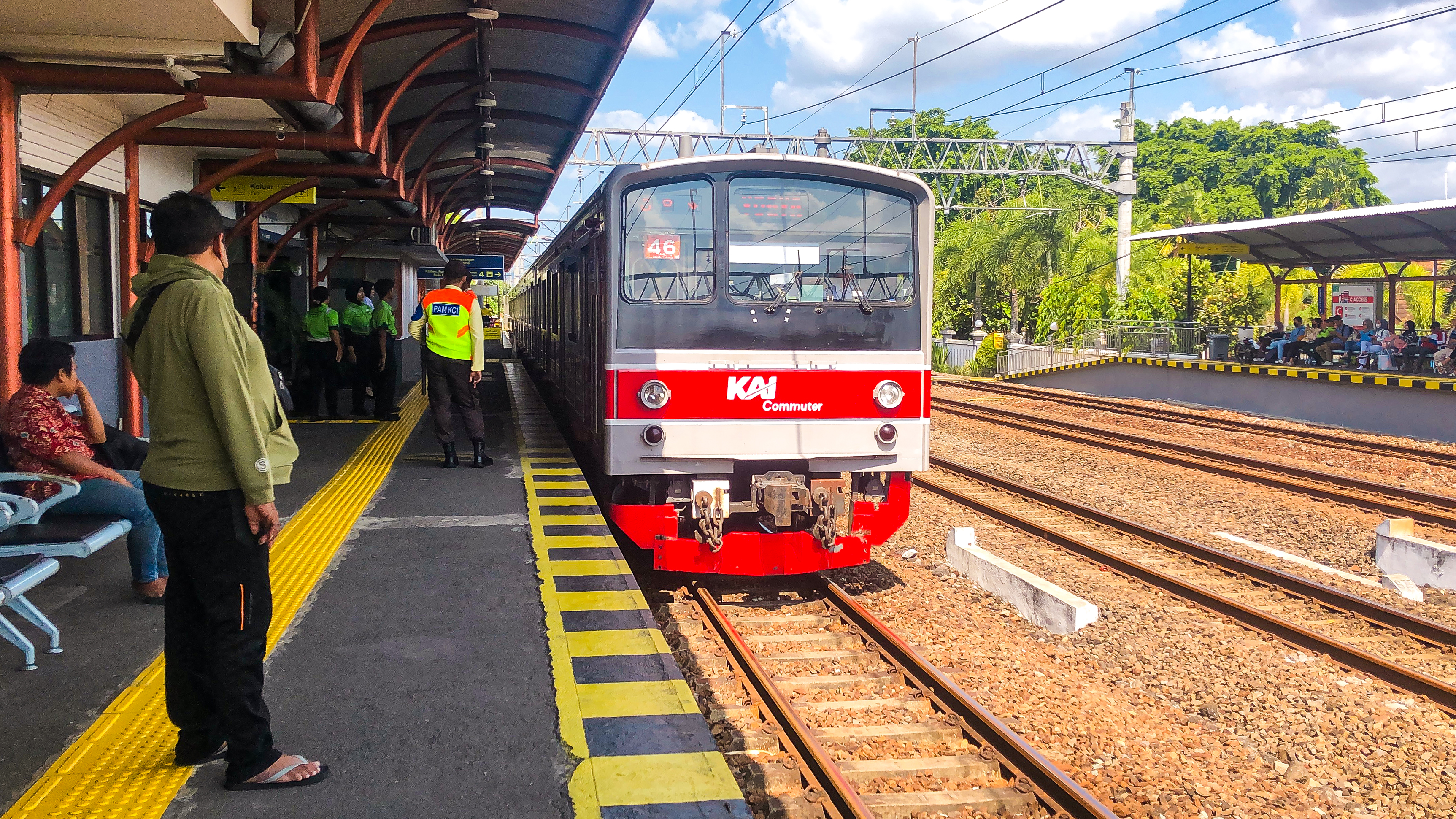 Suasana Stasiun Maguwo Ketika KRL Palur-Yogyakarta Tiba