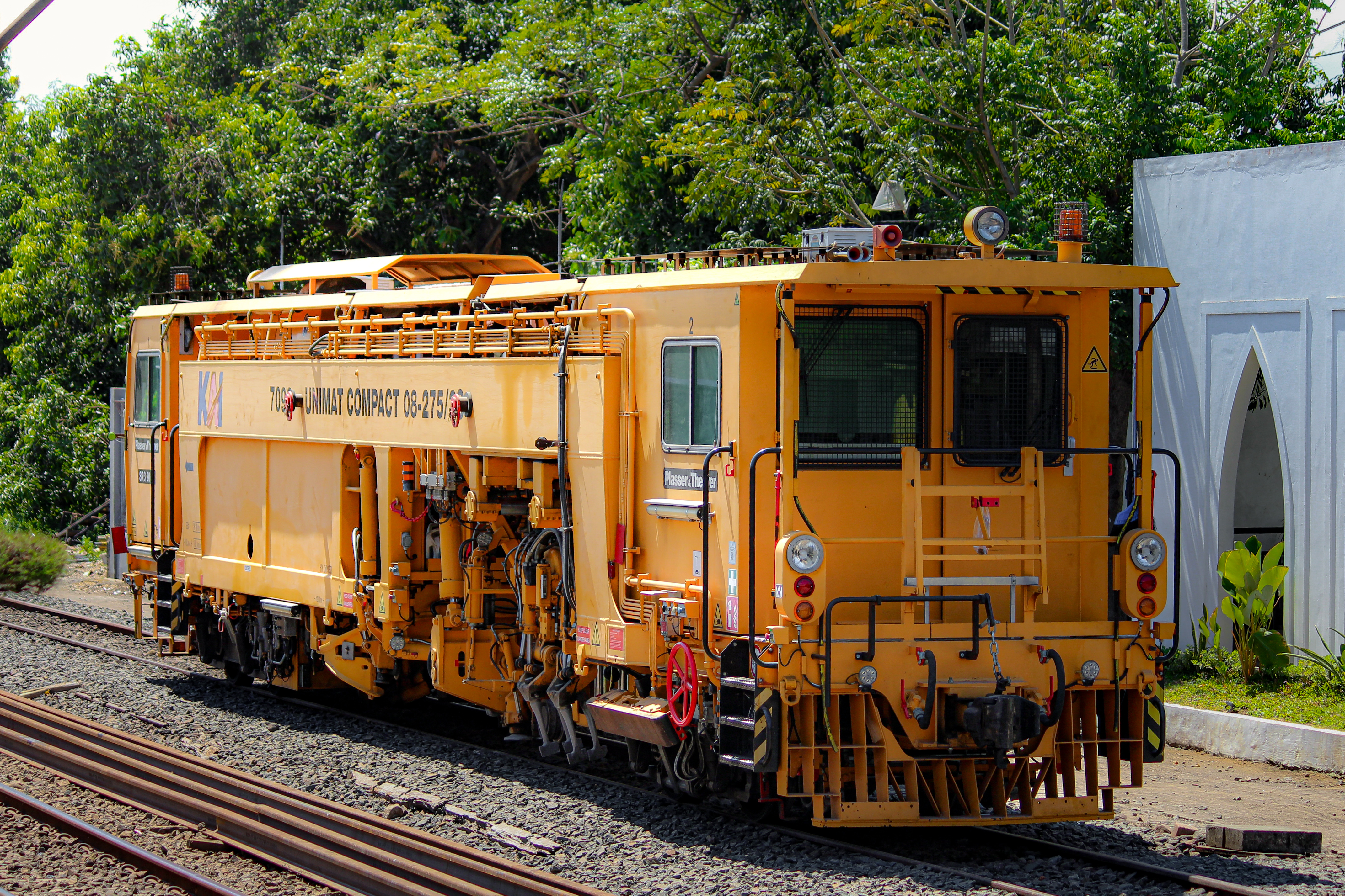 Pahlawan Dibalik Layar