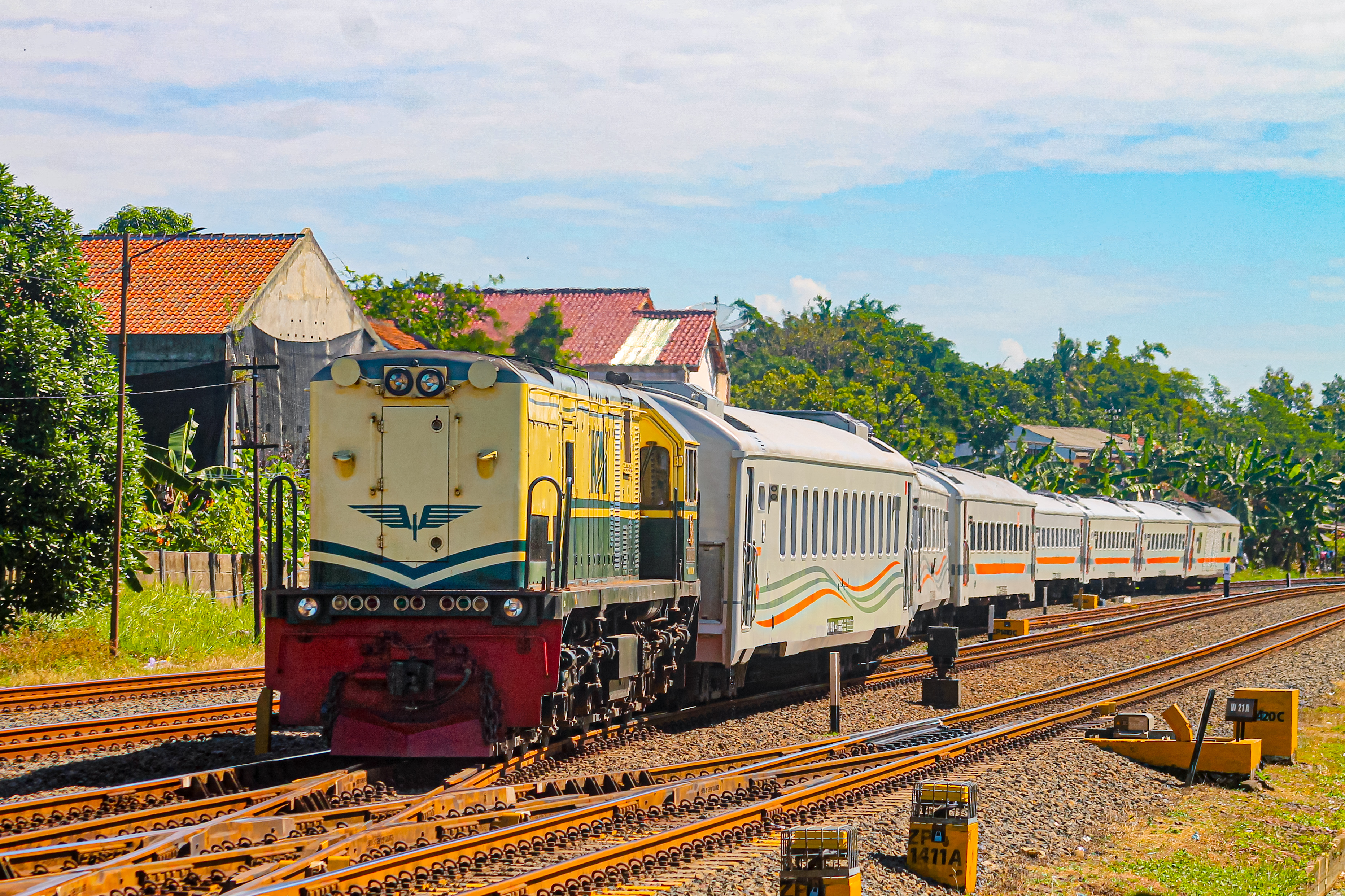 Kereta Api Kamandaka Cilacap Melintasi Percabangan Stasiun Kroya
