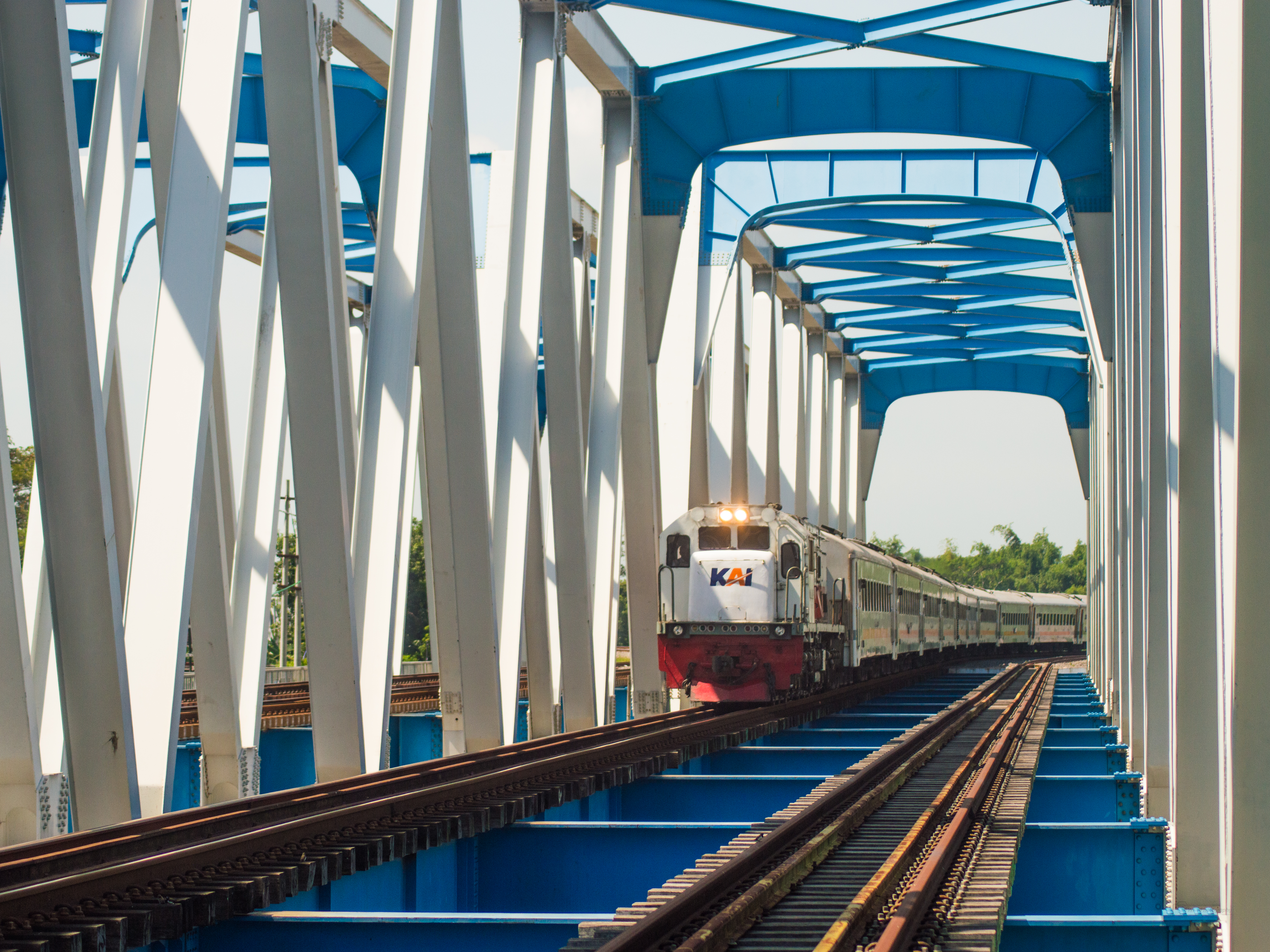 Kereta CommuterLine Dhoho Melintas di Jembatan Brantas Stasiun Kertosono