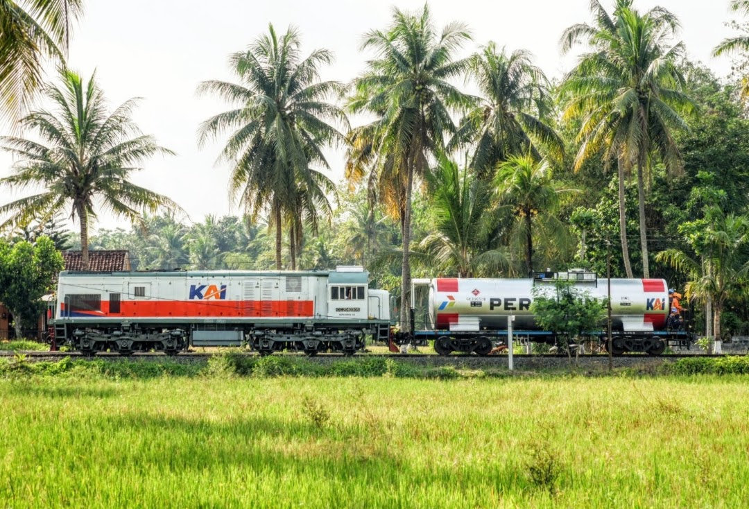 Langsiran Gerbong ketel di Depo Pertamina Stasiun Rewulu, Yogyakarta