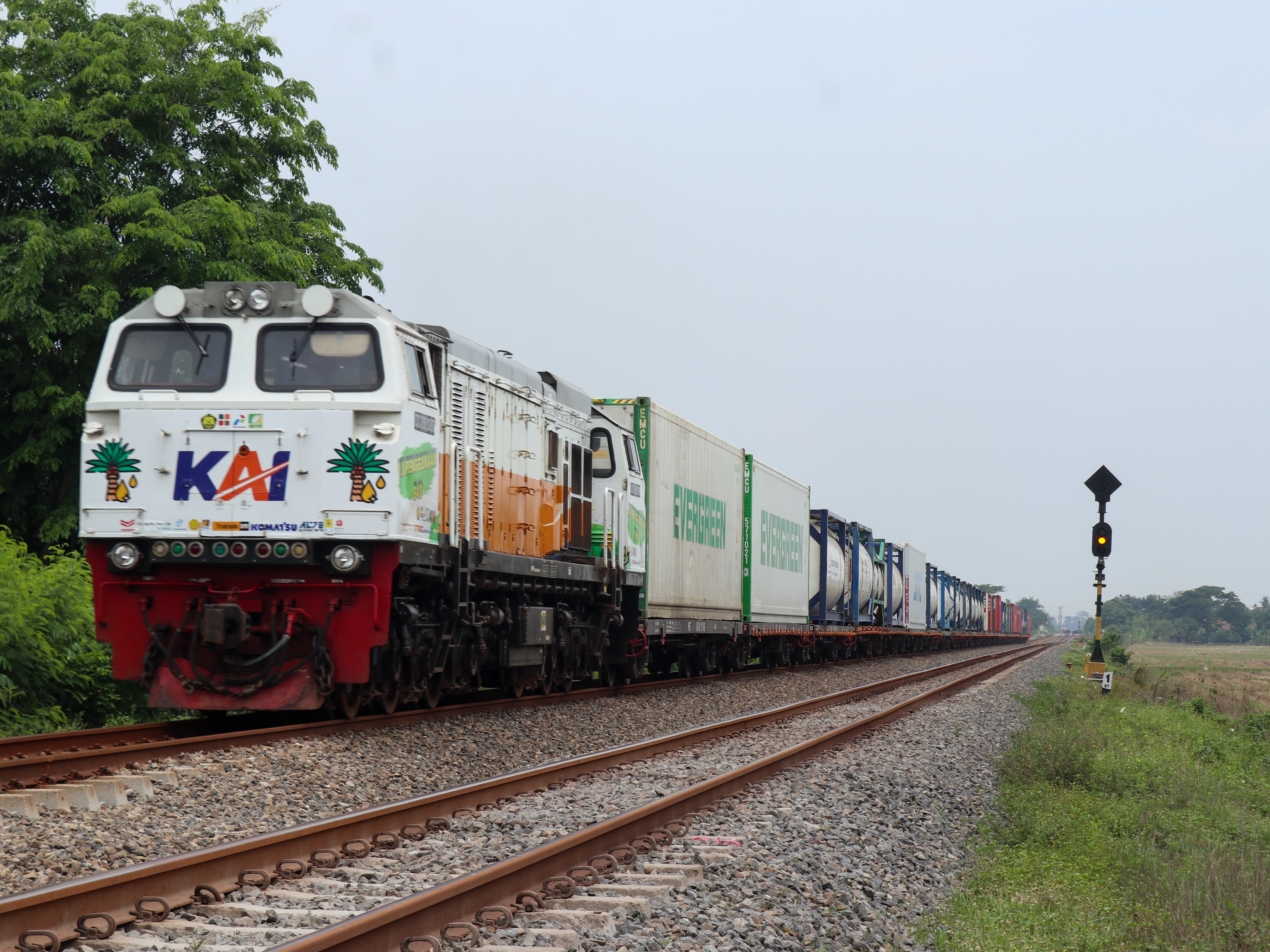 Kereta Container Campuran melintas langsung sisi barat Stasiun Pabuaran