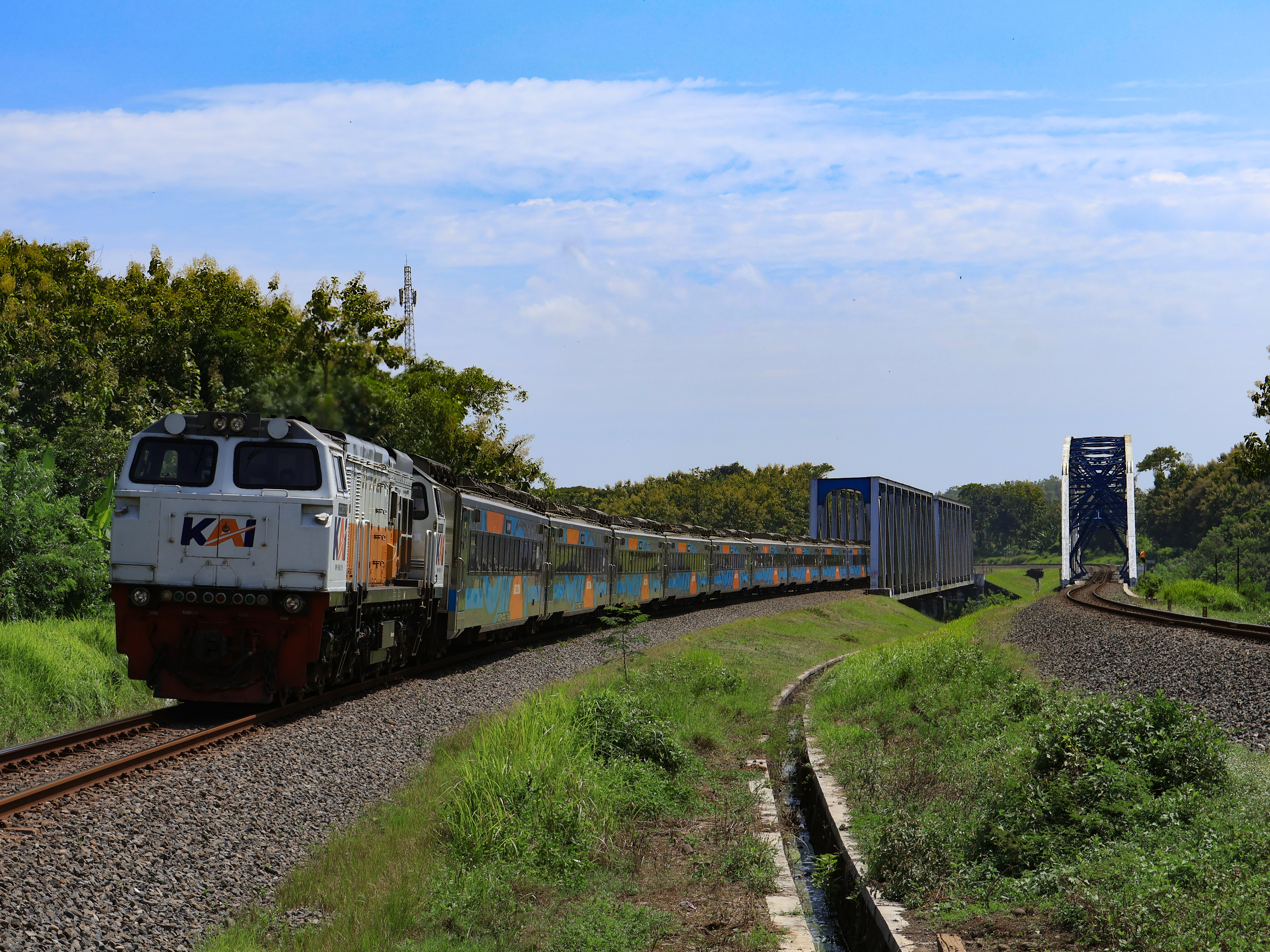 Kereta Api Taksaka Melintas Langsung di Jembatan Mebling