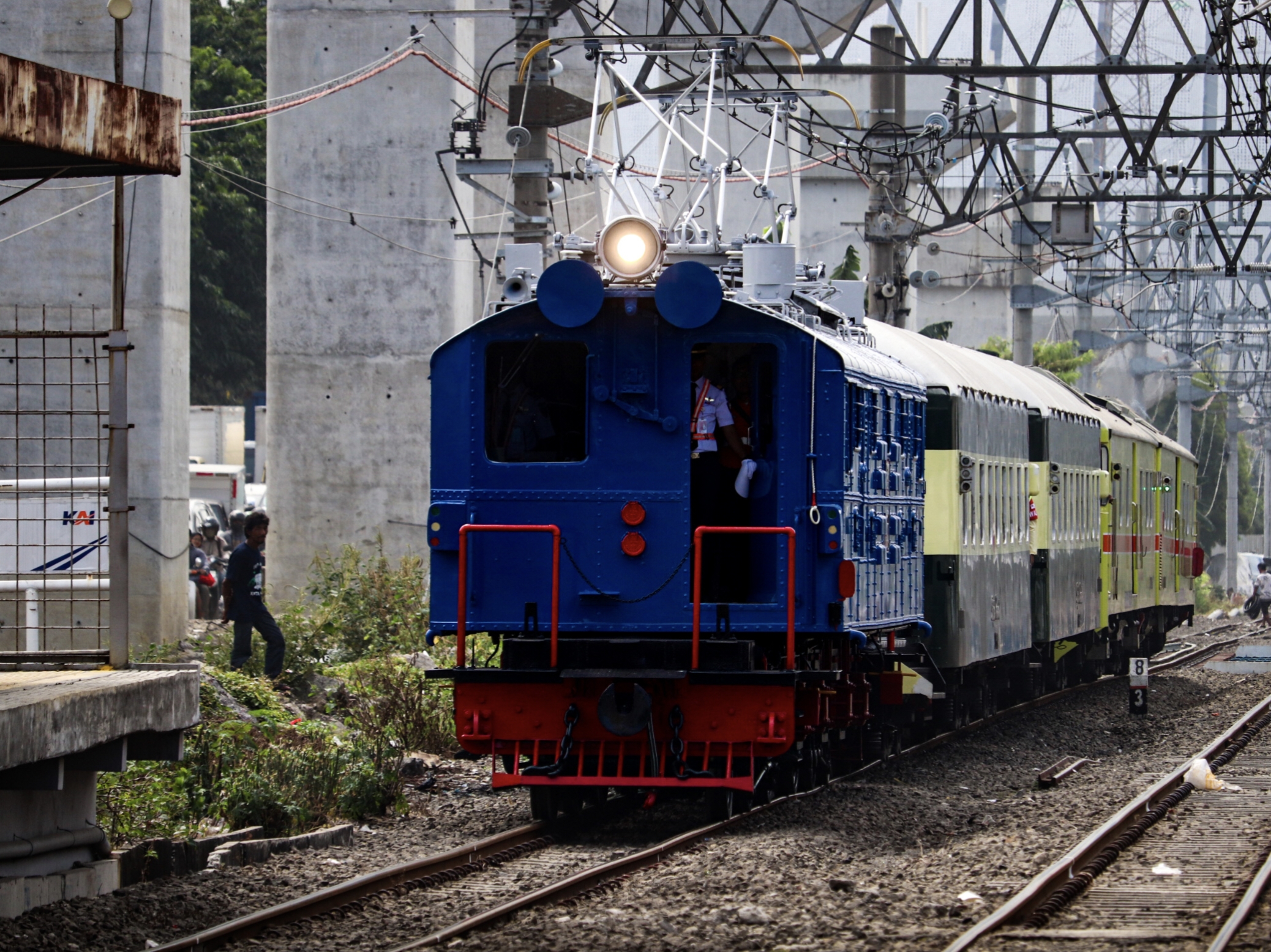 Kereta Parade KRL Bonbon melintas langsung Stasiun Ancol