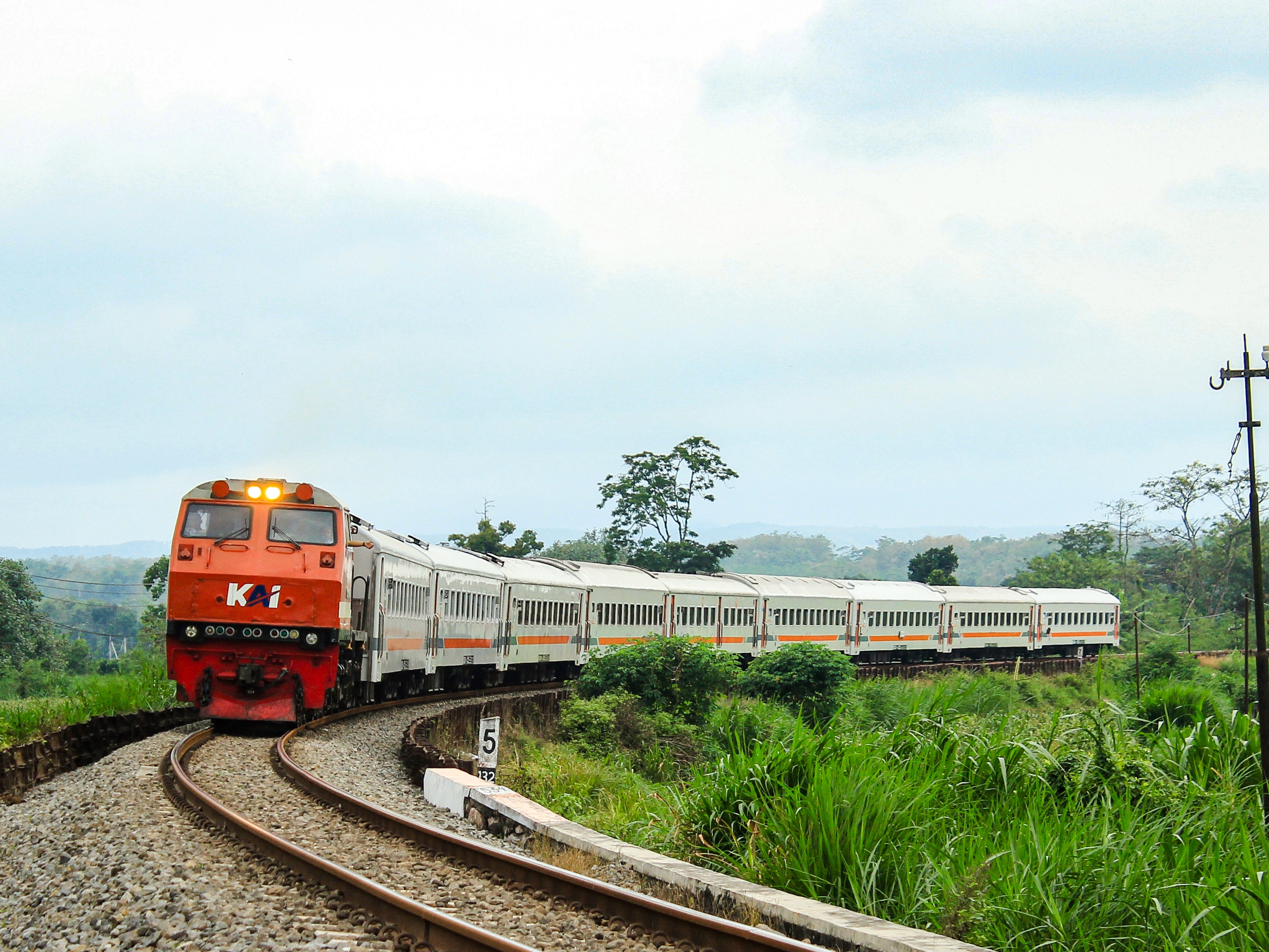 Lokomotif merah biru bersama kereta api lokal andalan warga jawa timur