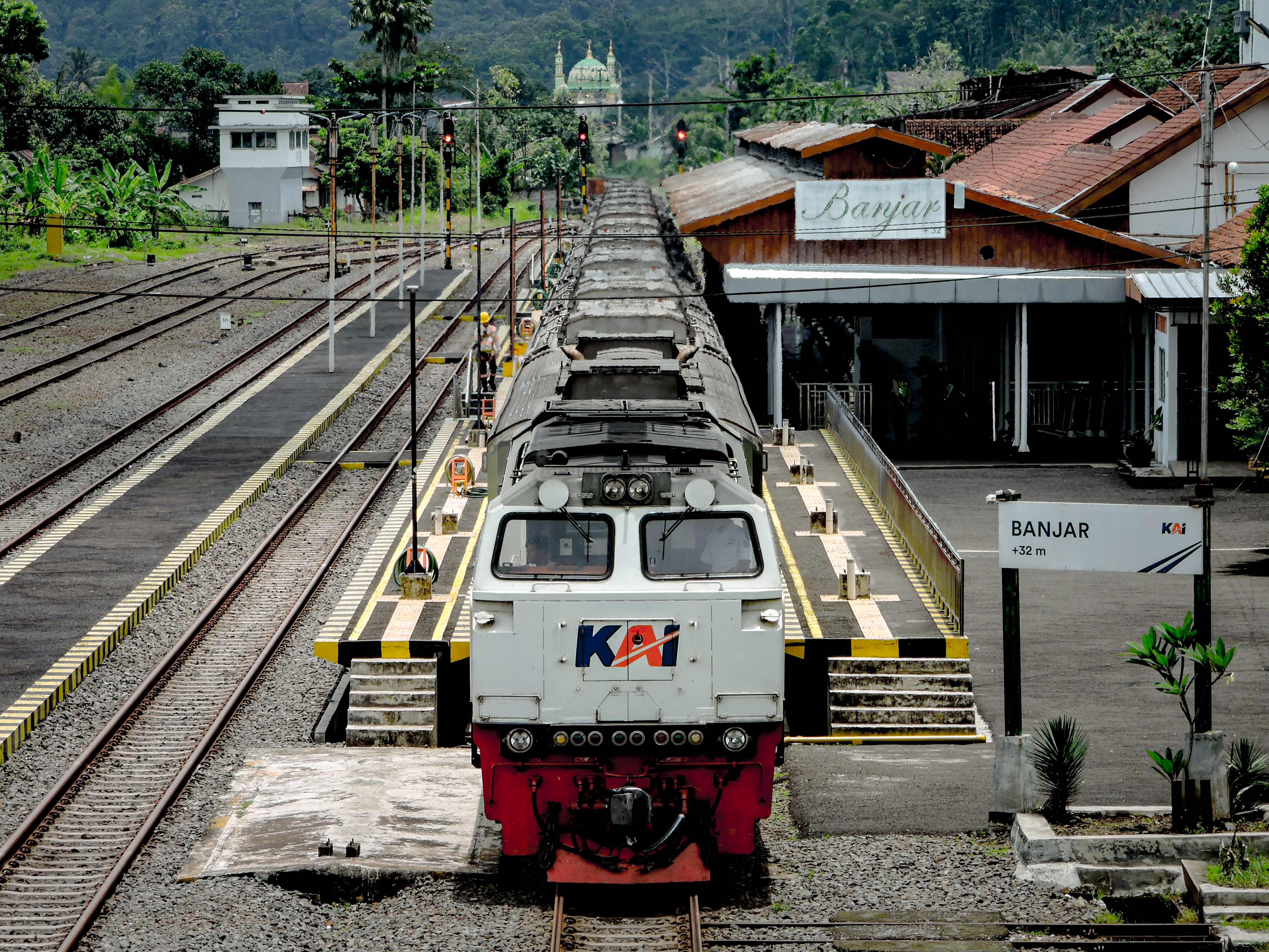 Kereta Api Lodaya Pagi di Stasiun Banjar