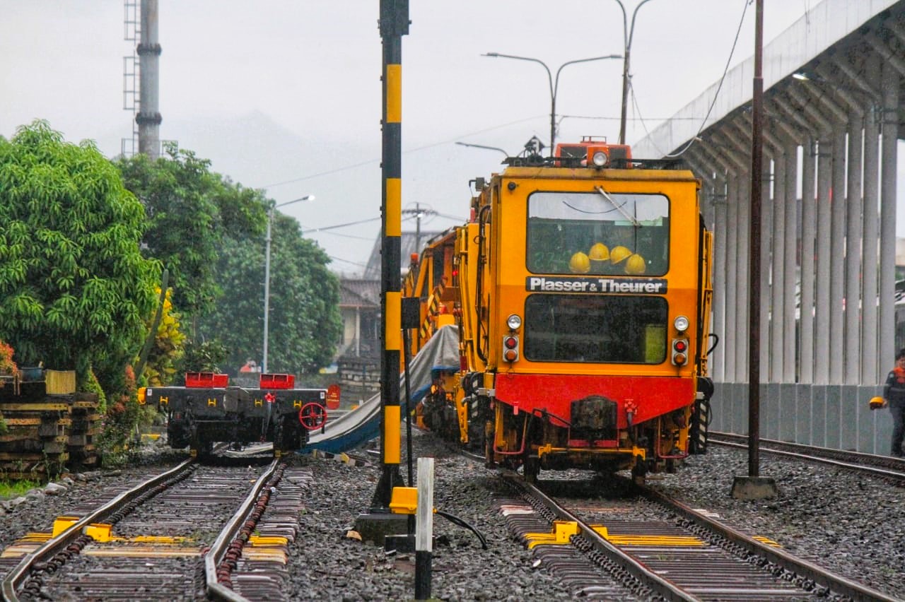 Dikala Era Modernisasi KPJR KAI.Dia Masih Bertahan Dengan Alat Andalan Nya.Diterpa Hujan Tetap Membuatnya Gagah Di Tasikmalaya