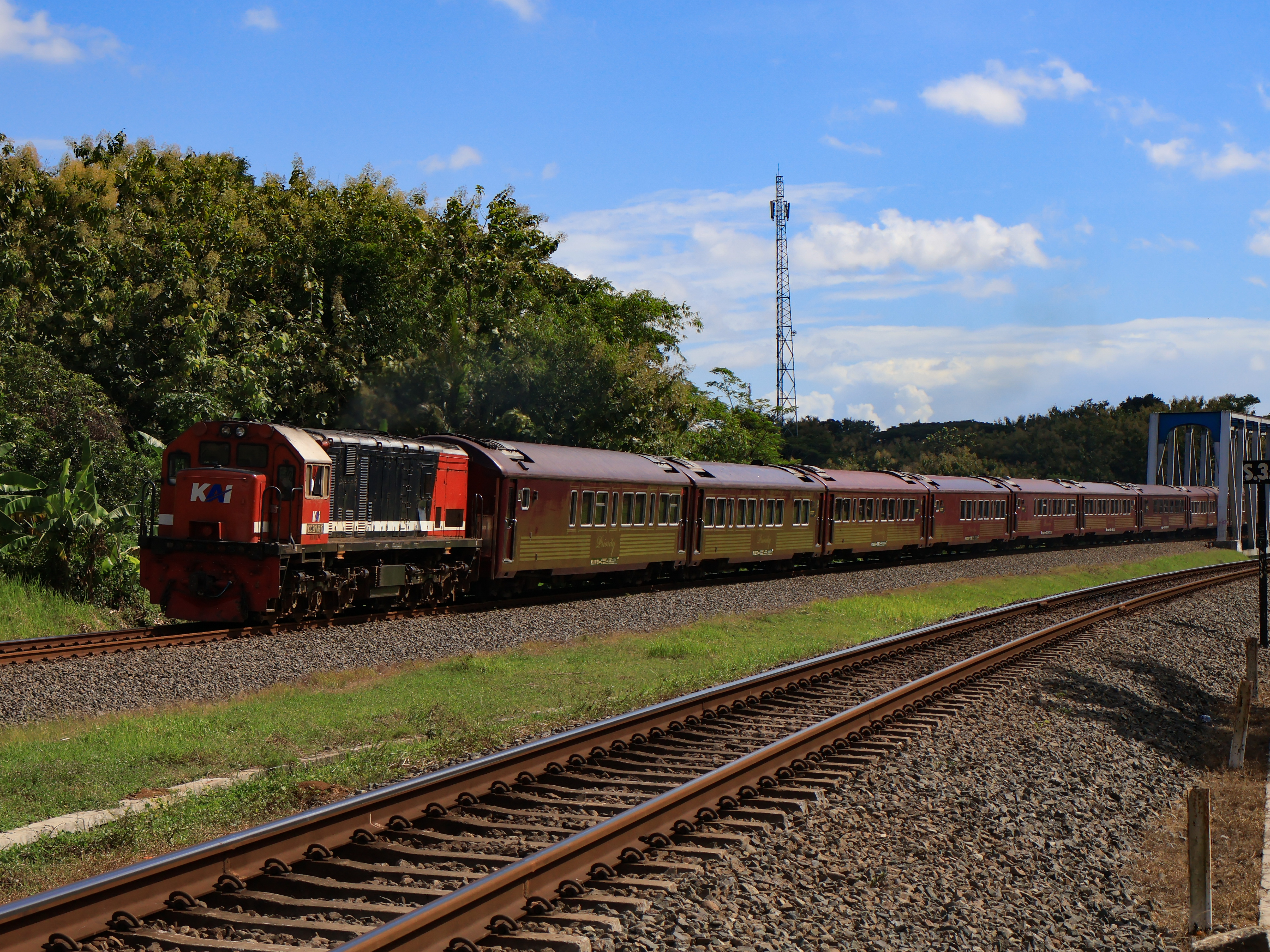 Kereta Api Java Priority Melintas Langsung di Jembatan Mebling