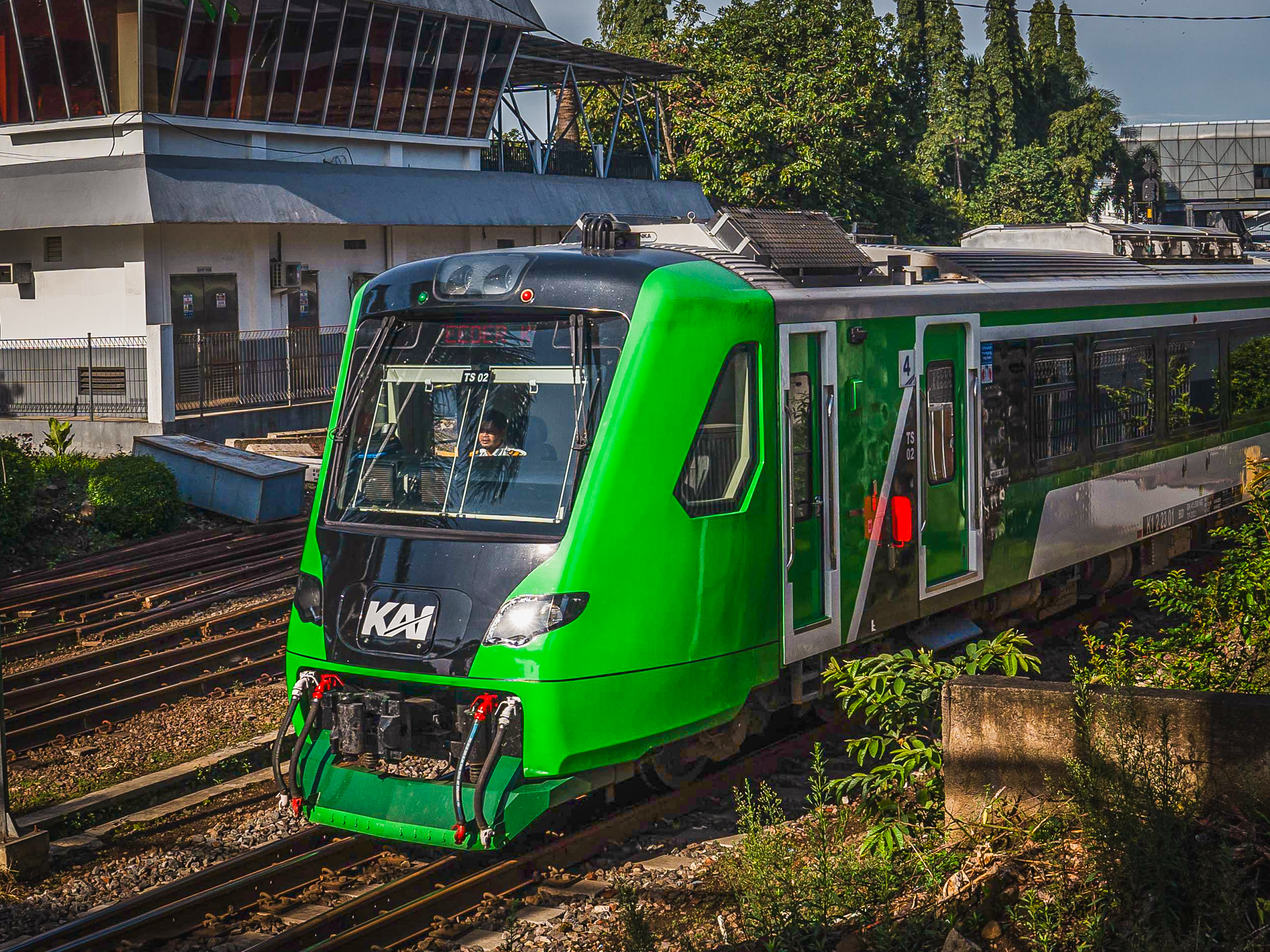 Si Hijau KA Feeder KCIC di Stasiun Bandung