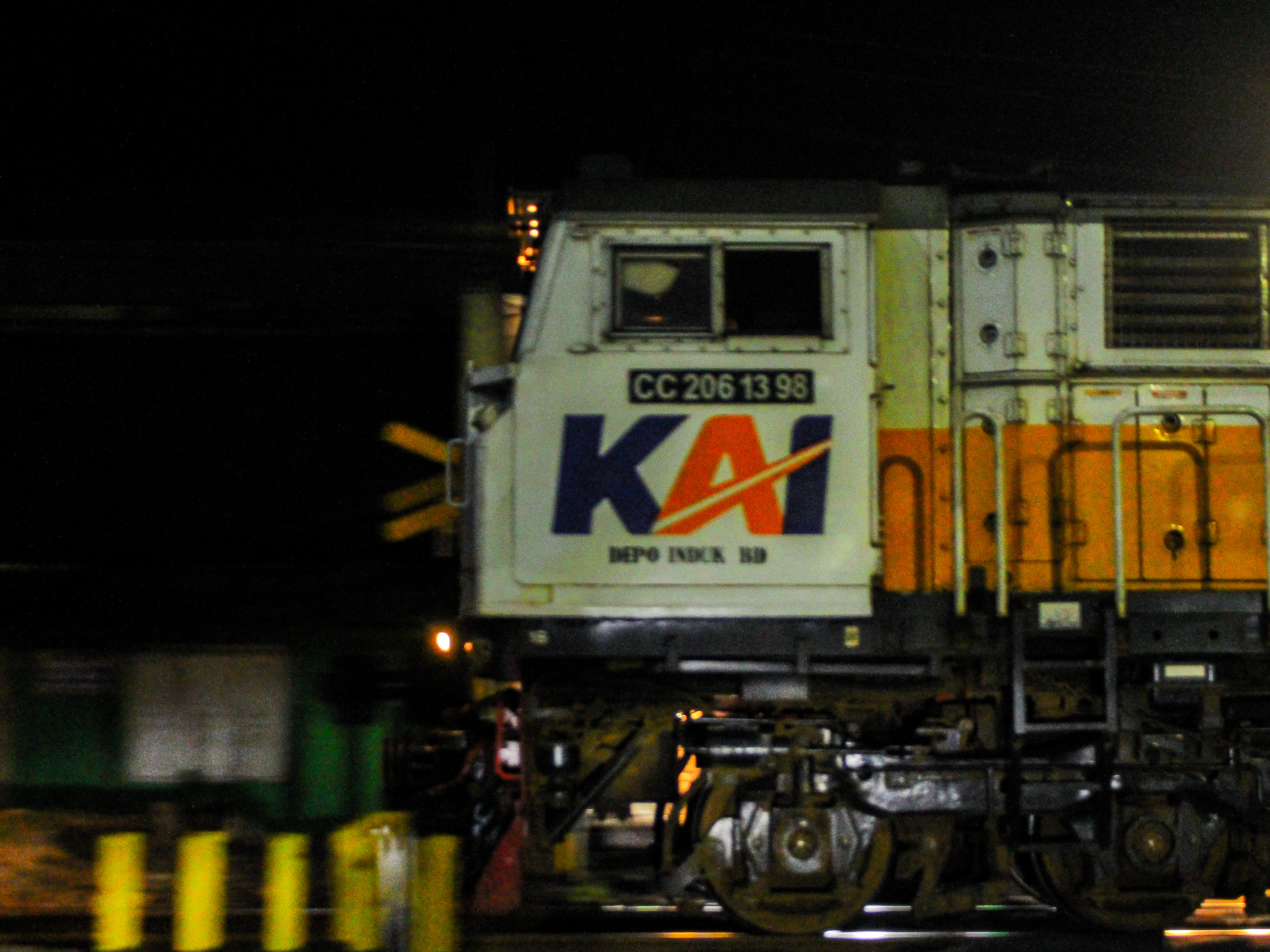 Kereta mutiara selatan berangkat dari stasiun mojokerto