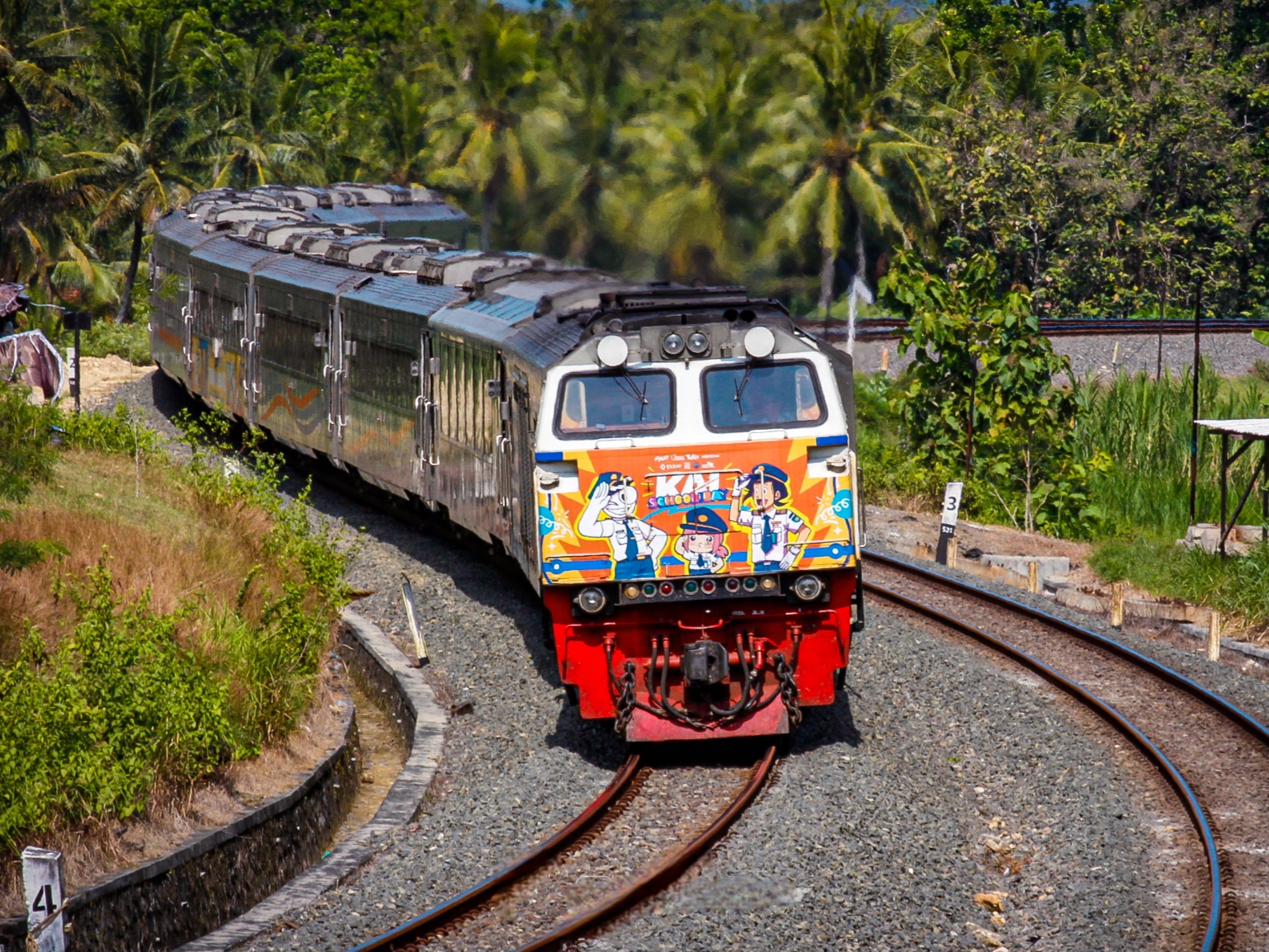KA Argo Wilis memakai loko stiker Schooliday