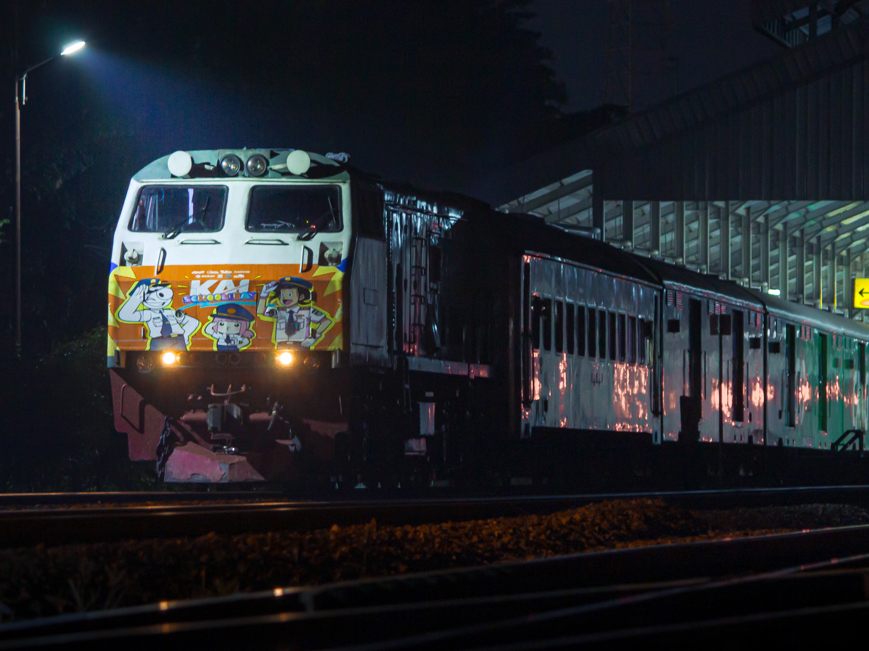 KA Parcel Selatan yang sedang berhenti di Stasiun Jombang