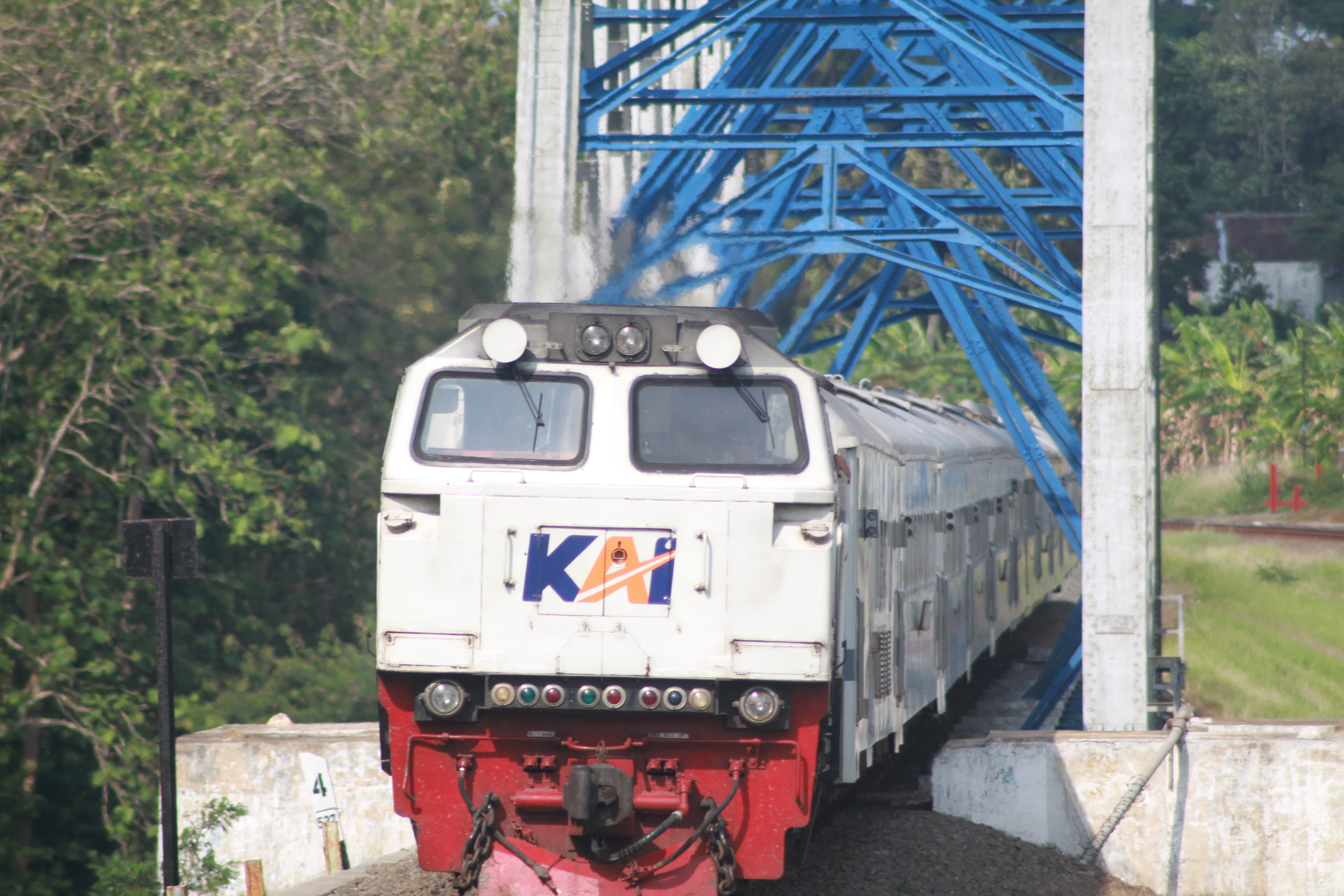 KA RANGGAJATI MELEWATI JEMBATAN MBELING