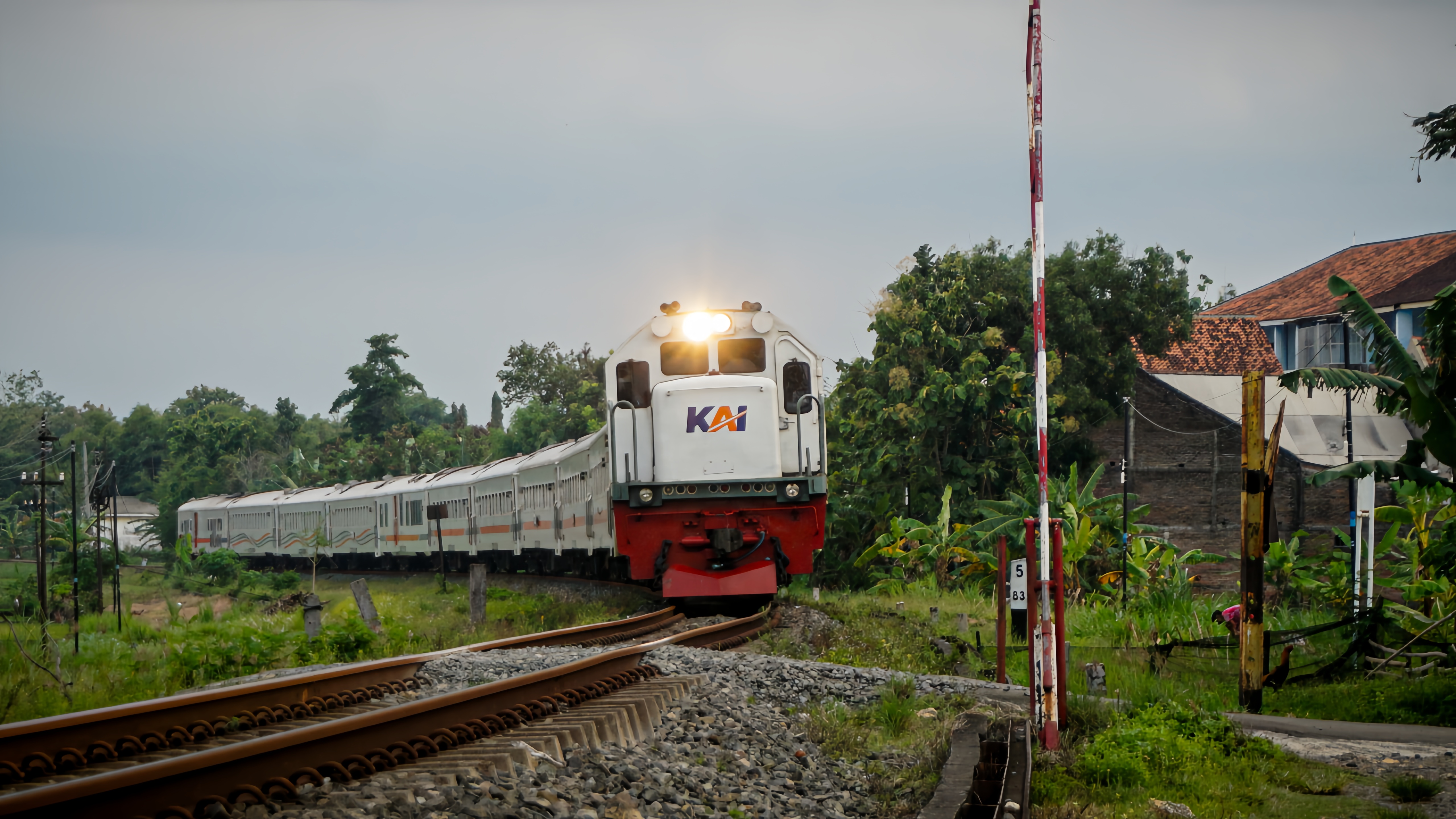Kereta Joglosemarkerto Sedang Meliuk
