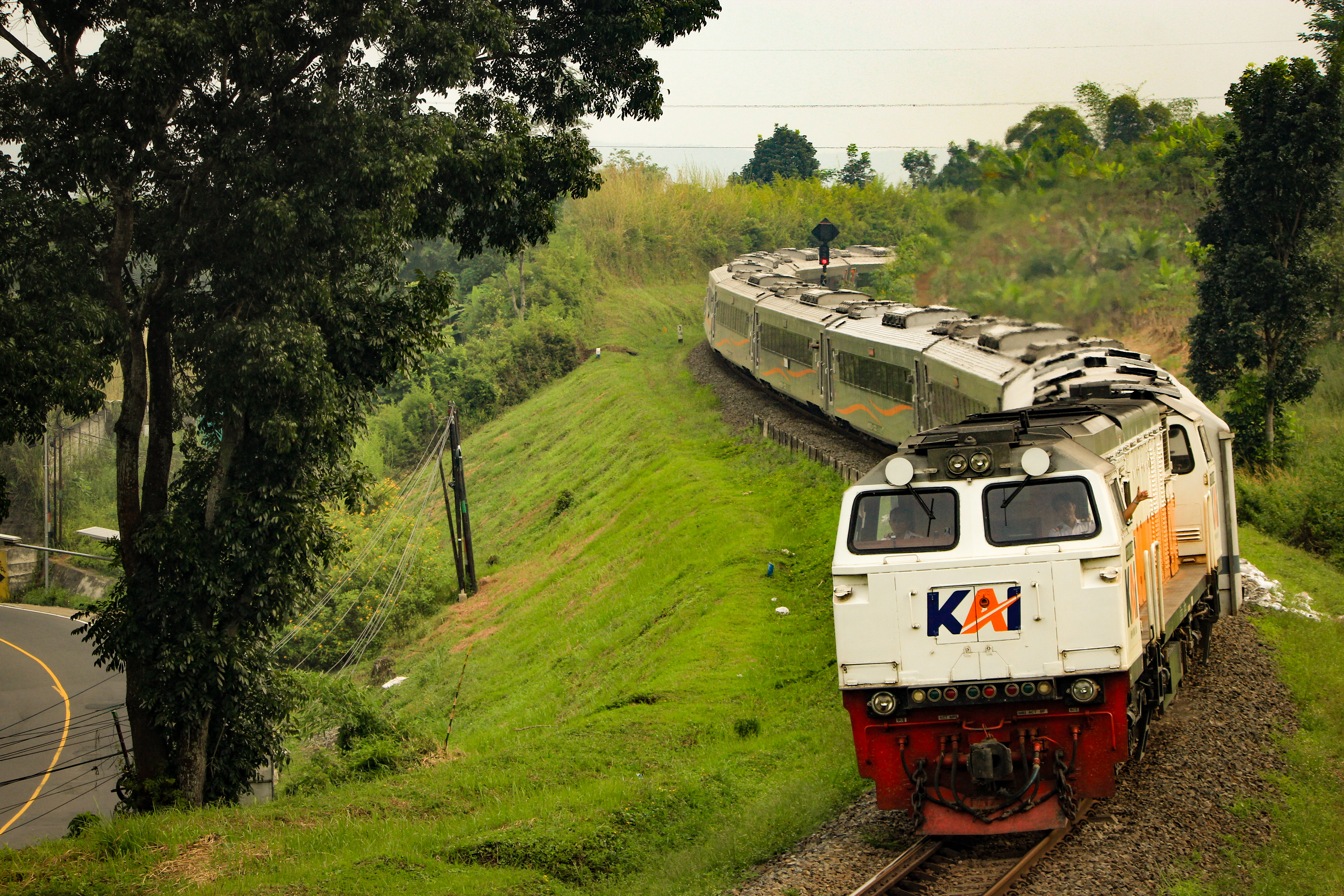 KA Harina yang meliuk gagah di jalur Bumi Parahyangan