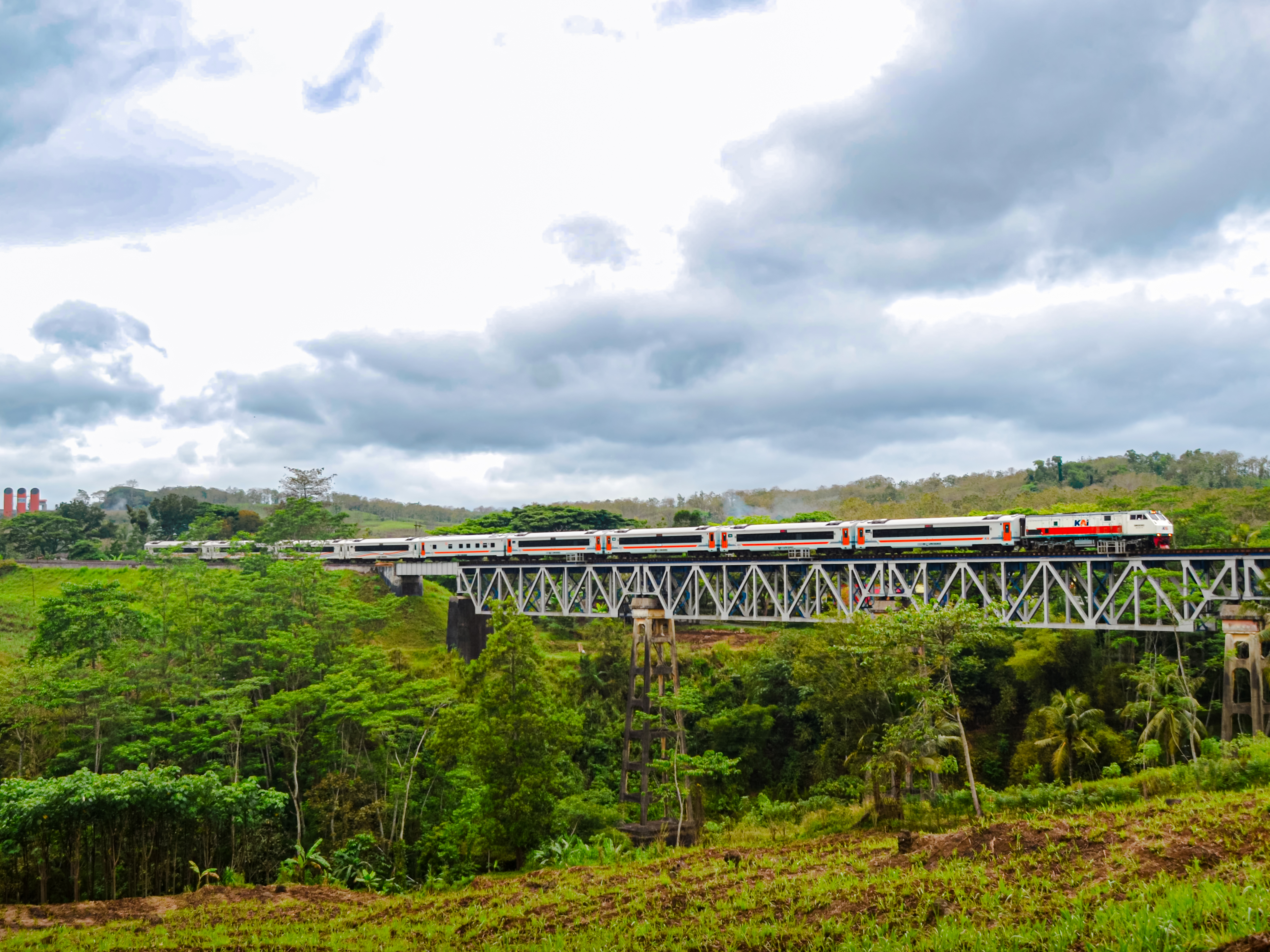 Kereta Api Kertanegara Melintas Jembatan Lahor