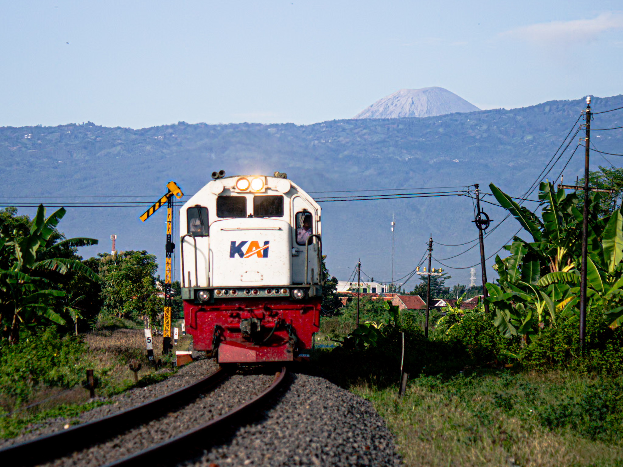 ka pandalungan sedang melaju dengan background pegunungan bromo tengger semeru