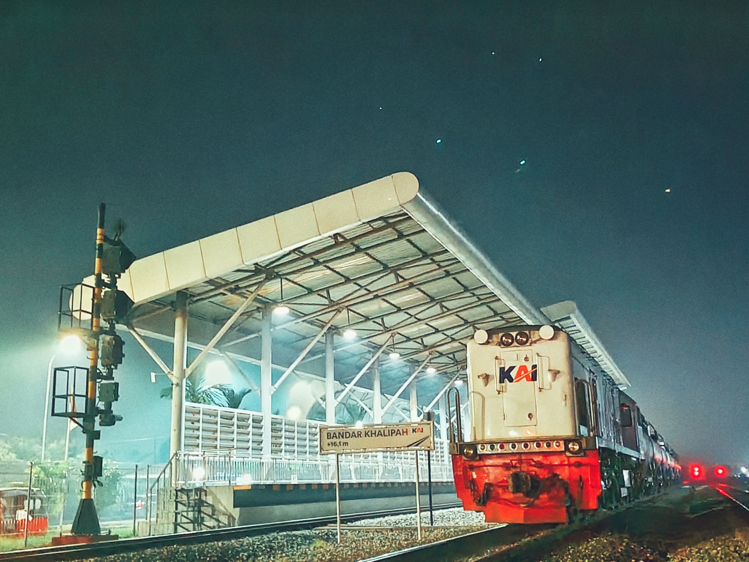 Kereta api Berhenti Sejenak di Stasiun Bandar Khalipa