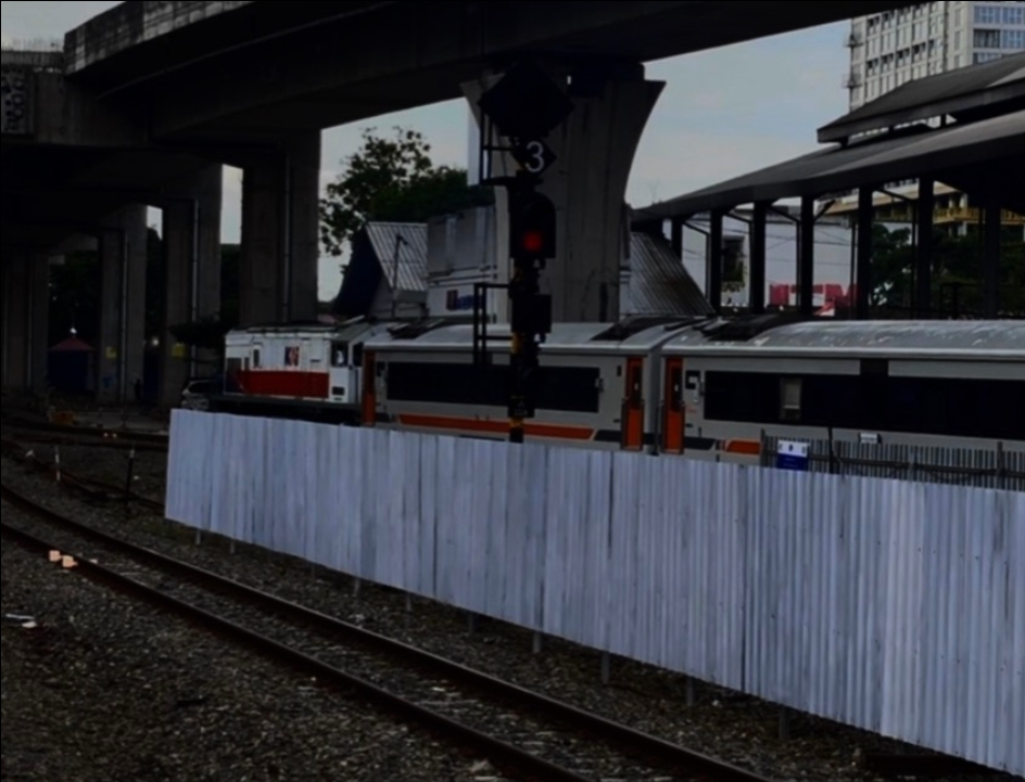 KA srilelawangsa berangkat dari Jalur 5 Stasiun Medan menuju binjaj