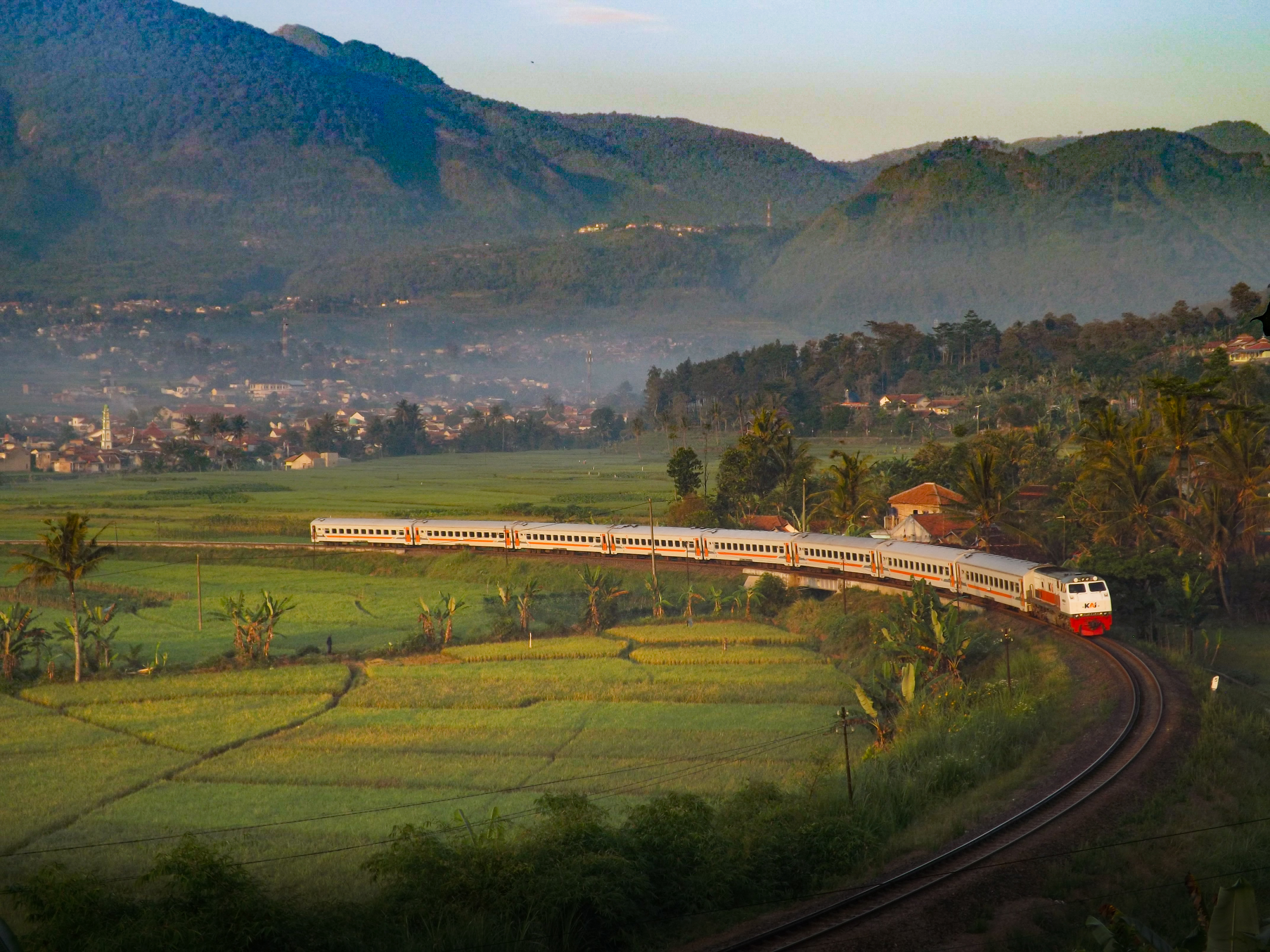 Kereta api kahuripan menikung cantik di tikungan besar kadungora