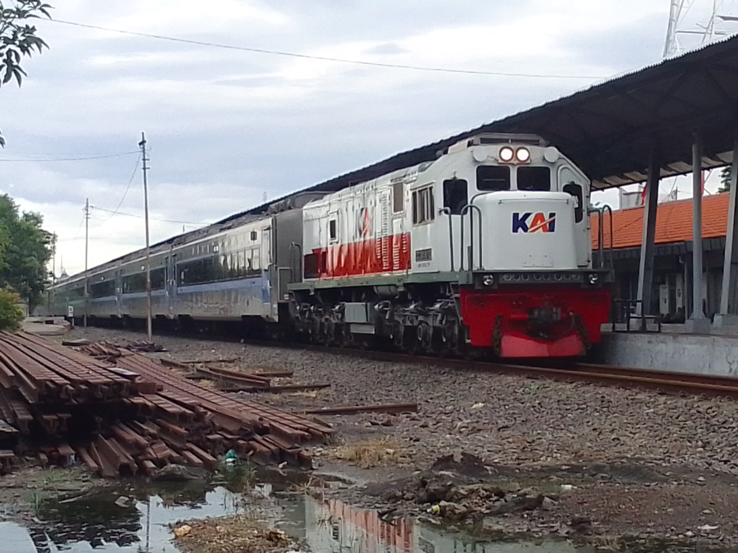 Kereta Gumarang di stasiun Lamongan