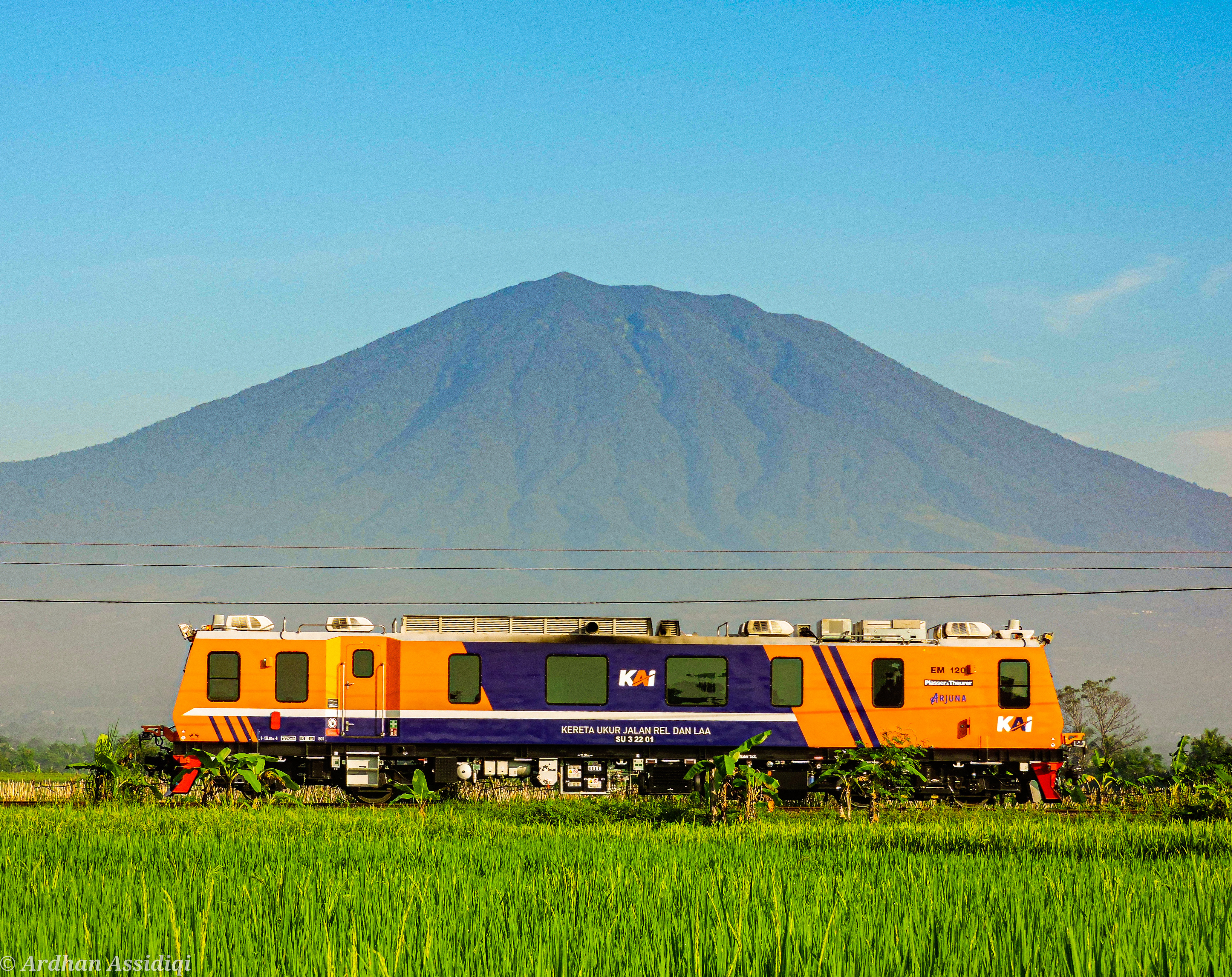 KUJR Arjuna melintas daerah Cipaku, Cianjur dengan Background Gunung Gede