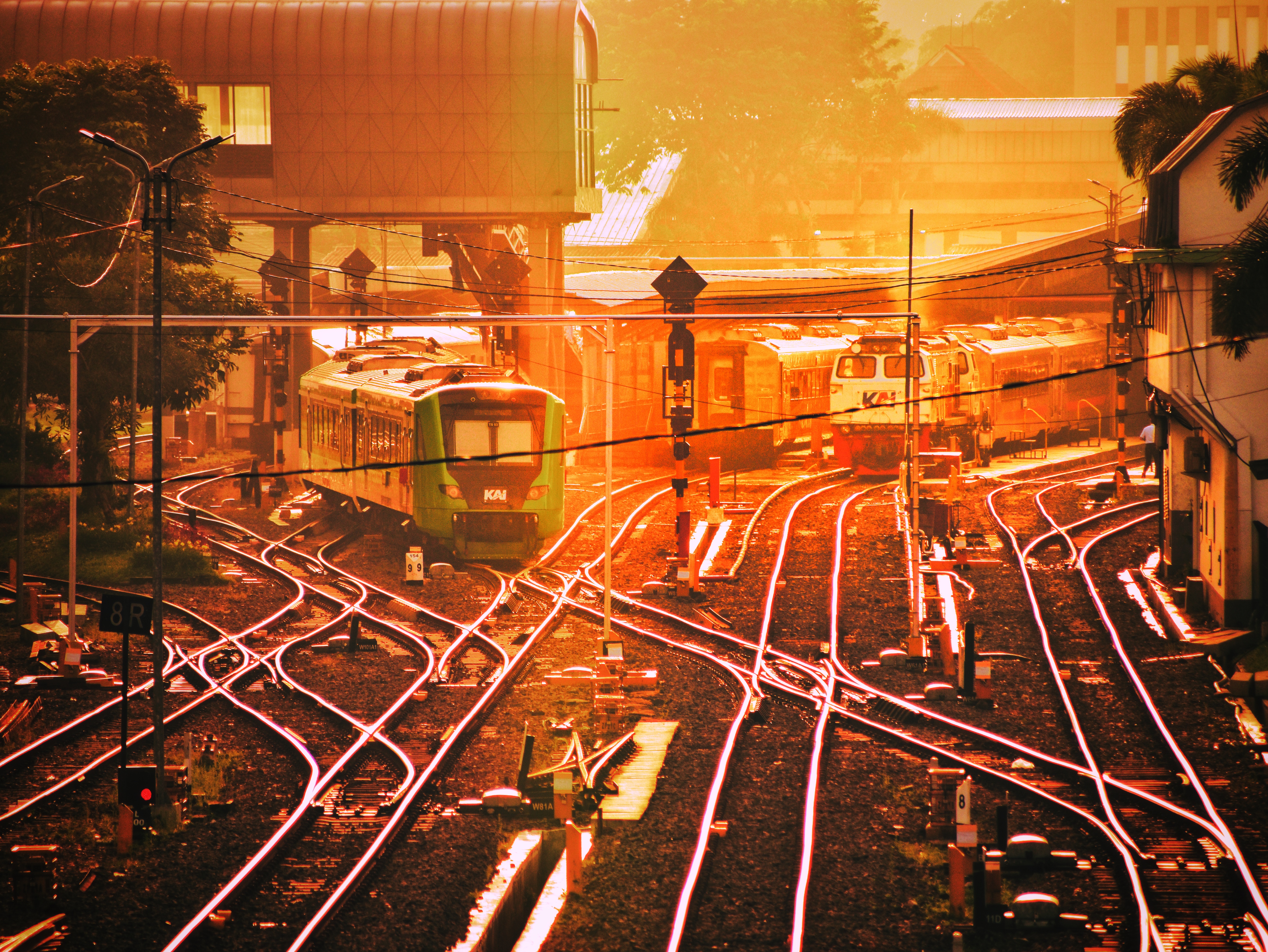 Suasana pagi jalur kereta di Stasiun Bandung