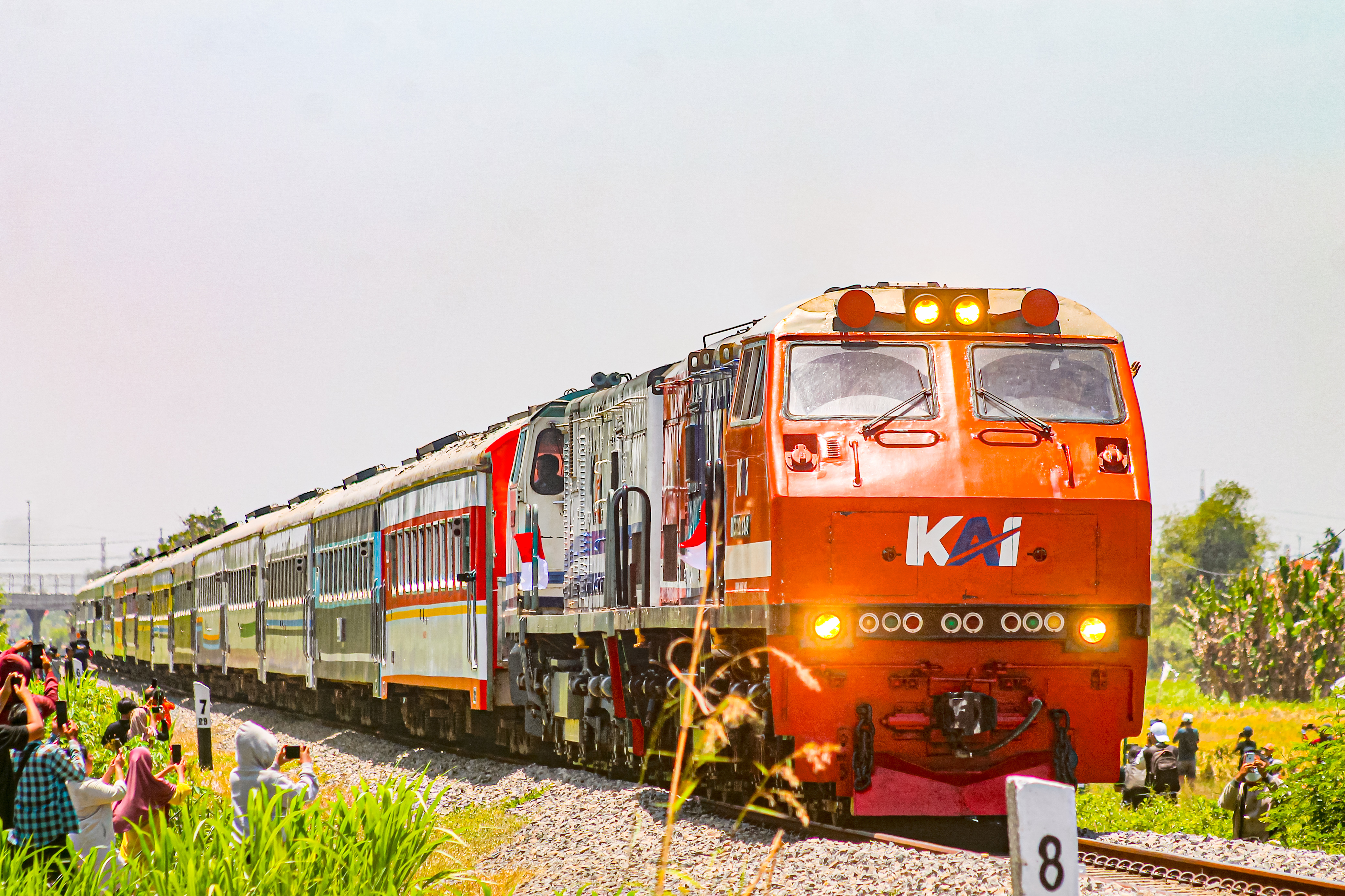 KLB Livery Rekor MURI 2025 Menyapa Daop 8 Surabaya