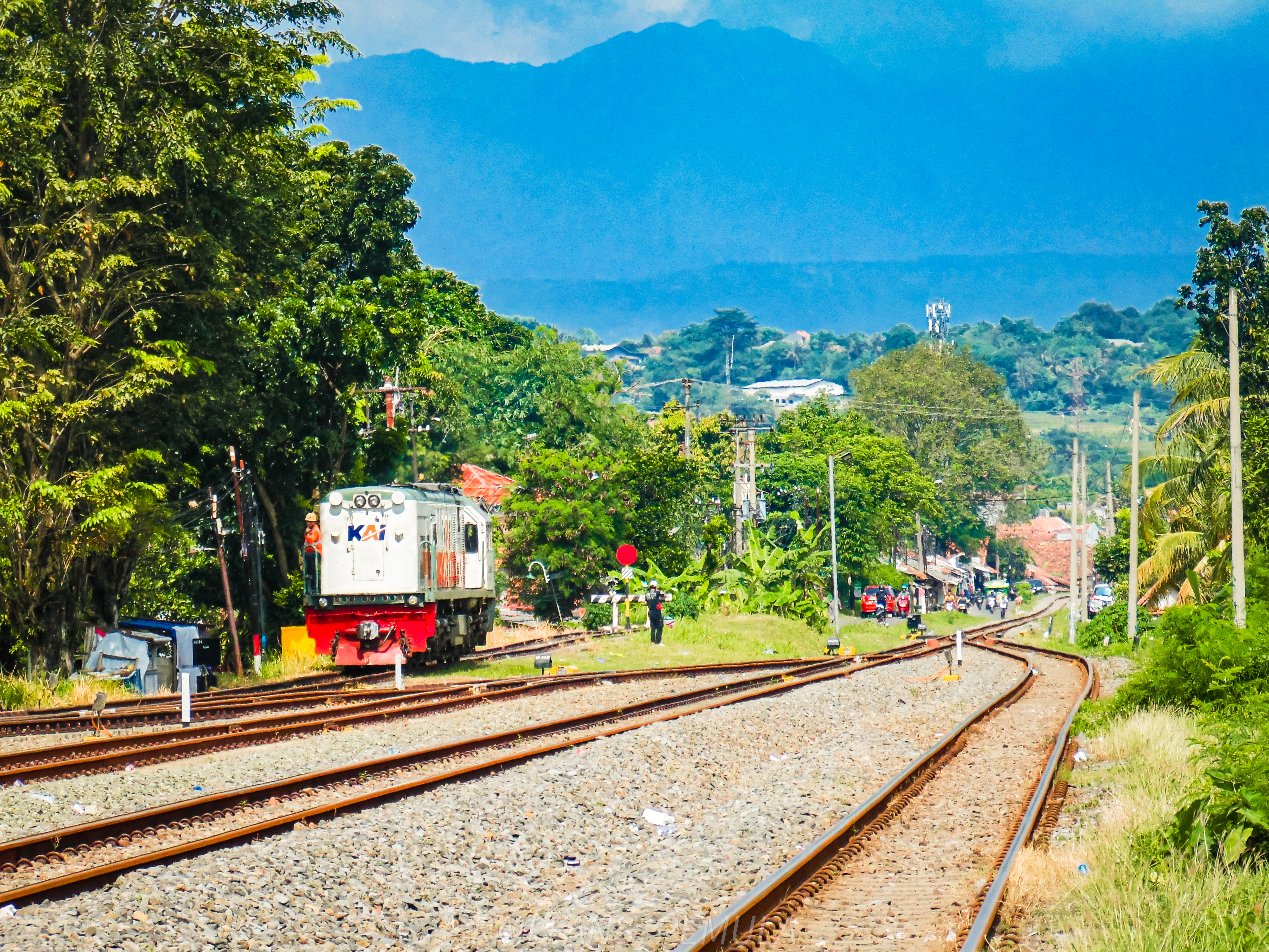 Langsiran Lokomotif Walahar di Stasiun Purwakarta dengan View Gunung