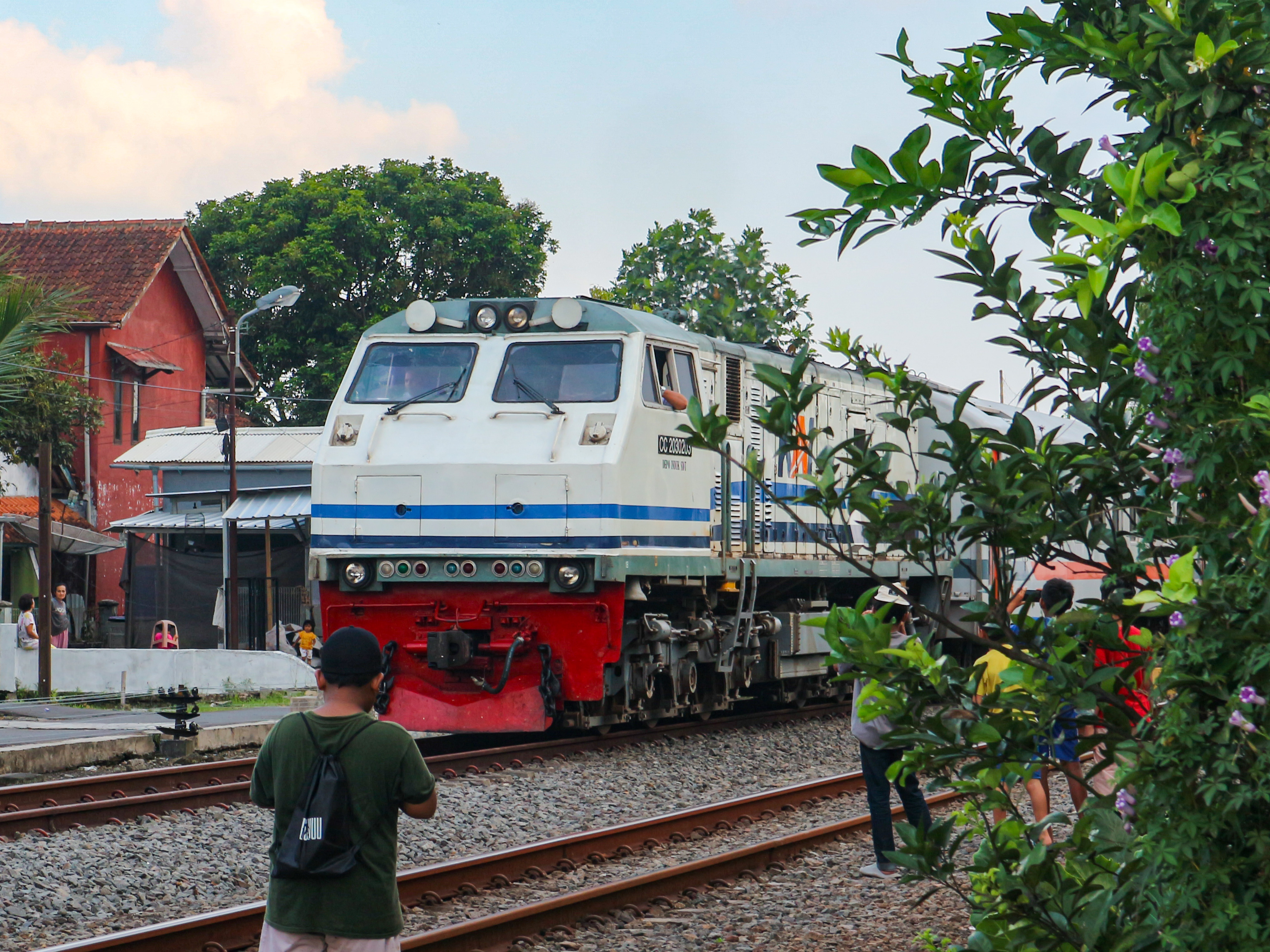 KA Pasundan dengan Lokomotif White And Blue sedang berhenti di Stasiun Indihiang
