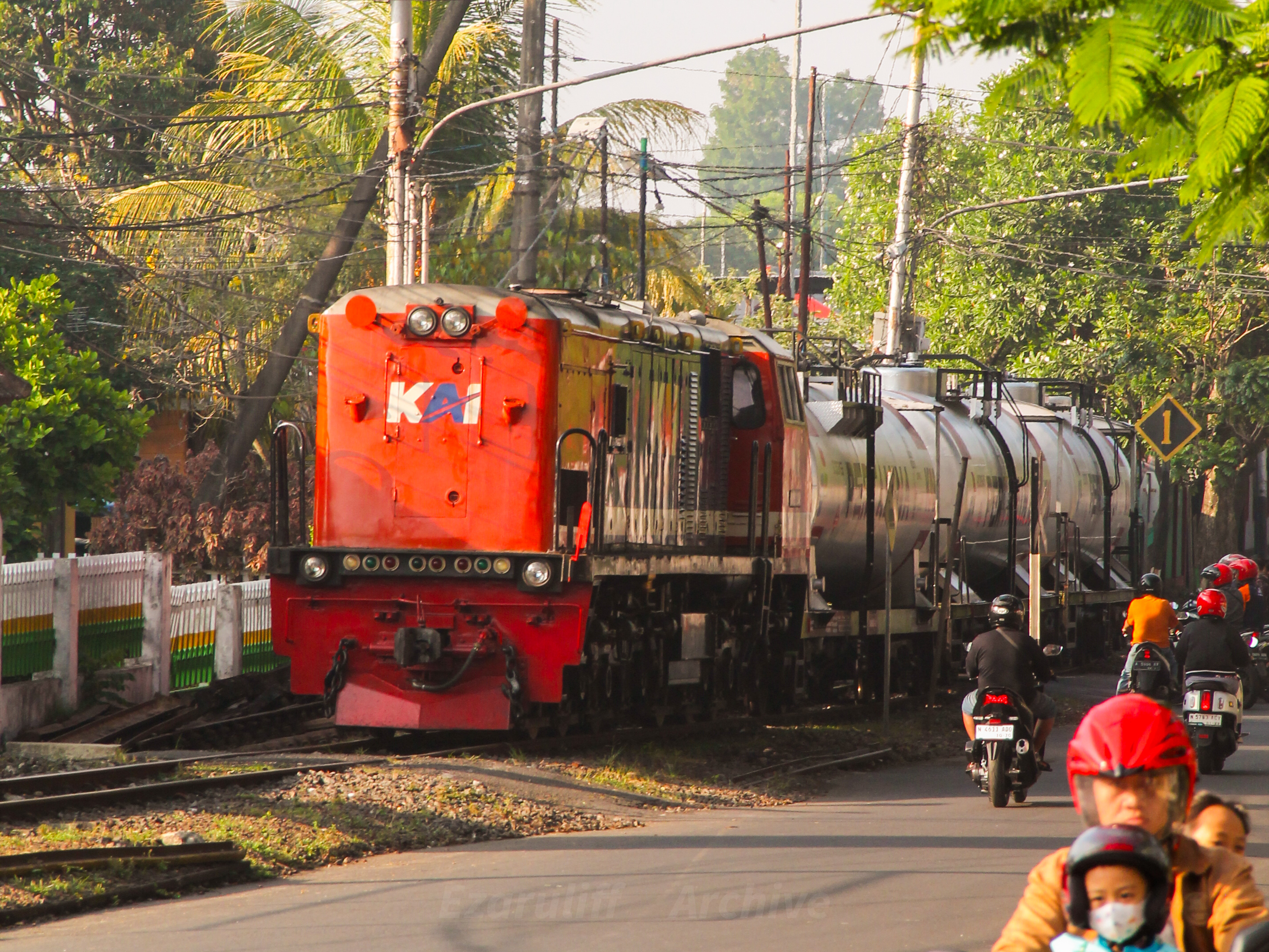 Sang gagah merah berani sedang melangsir gerbong ketel
