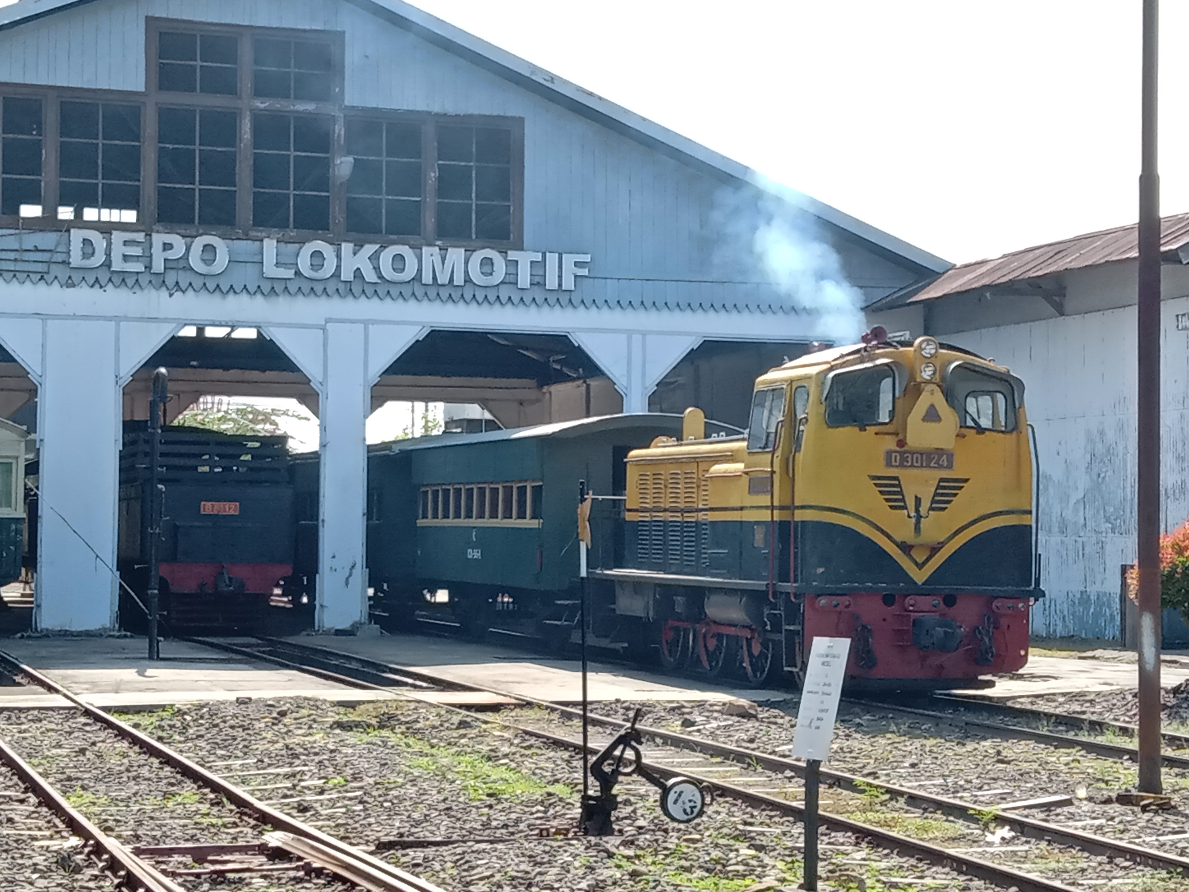 Lokomotif D301 24 sedang bersiap di depo Lokomotif Ambarawa untuk berdinas menarik KA Wisata Ambarawa Tuntang
