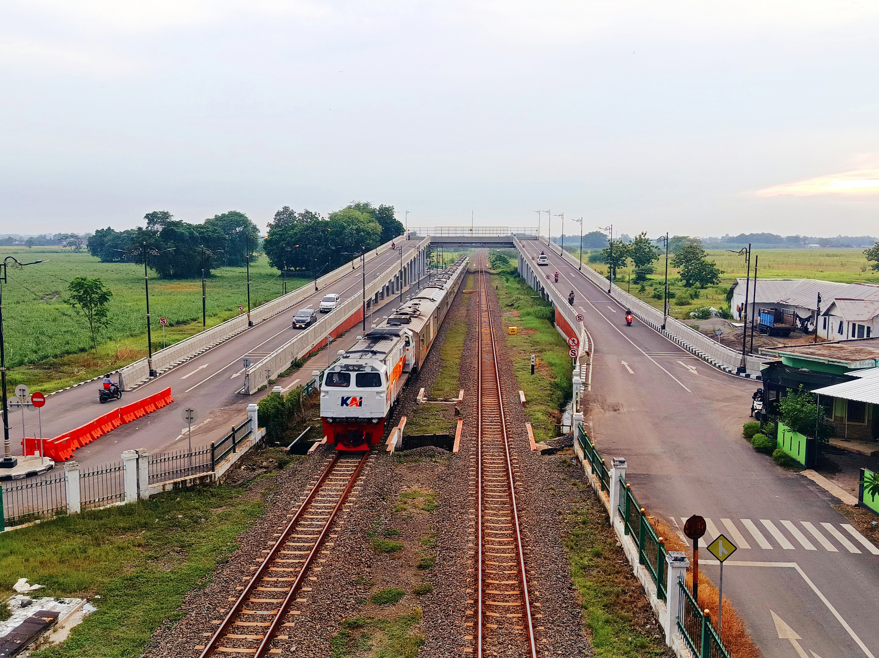 KA - Sancaka di stasiun Kedinding