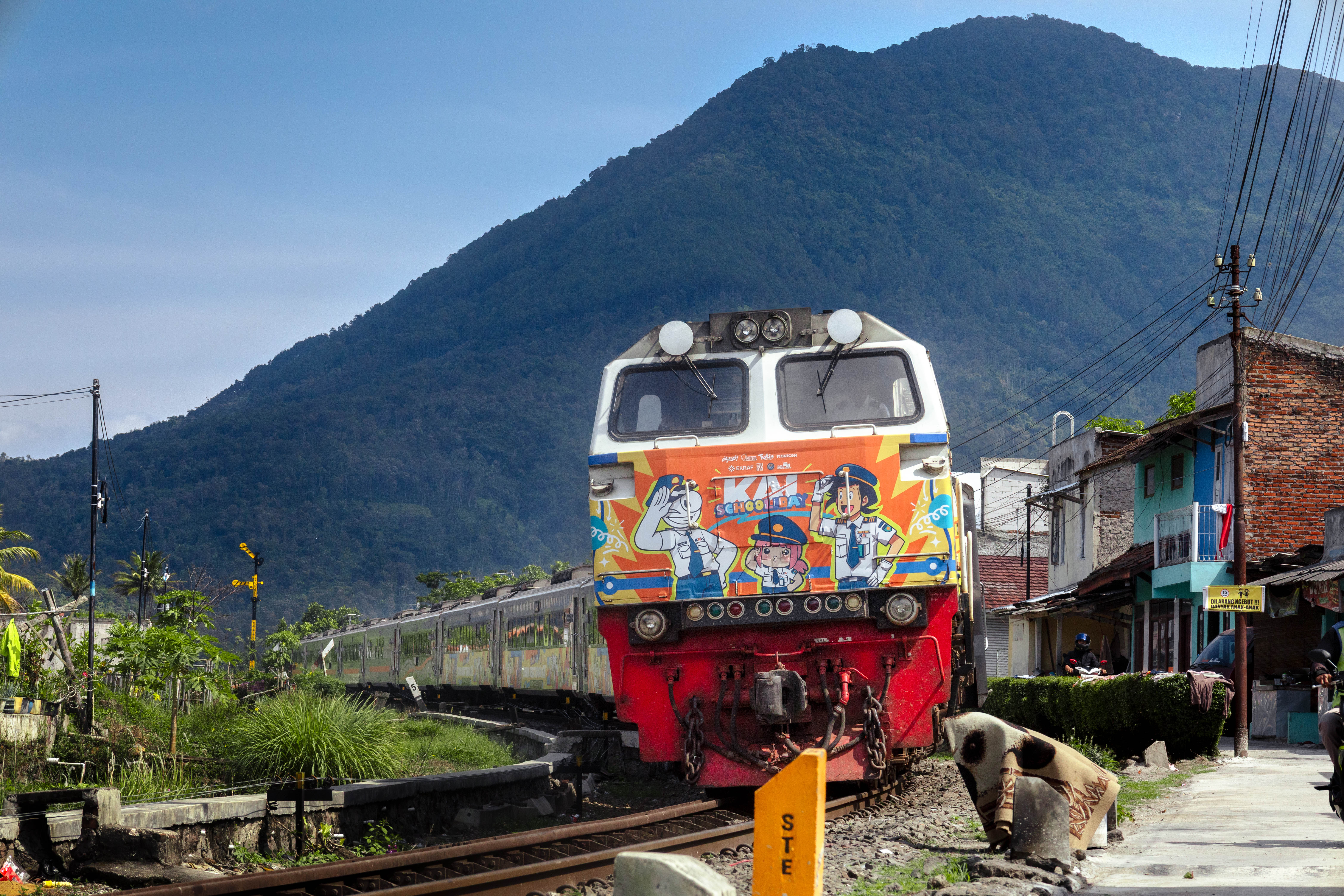 Kereta api dibalik gunung  yang menjulang tinggi