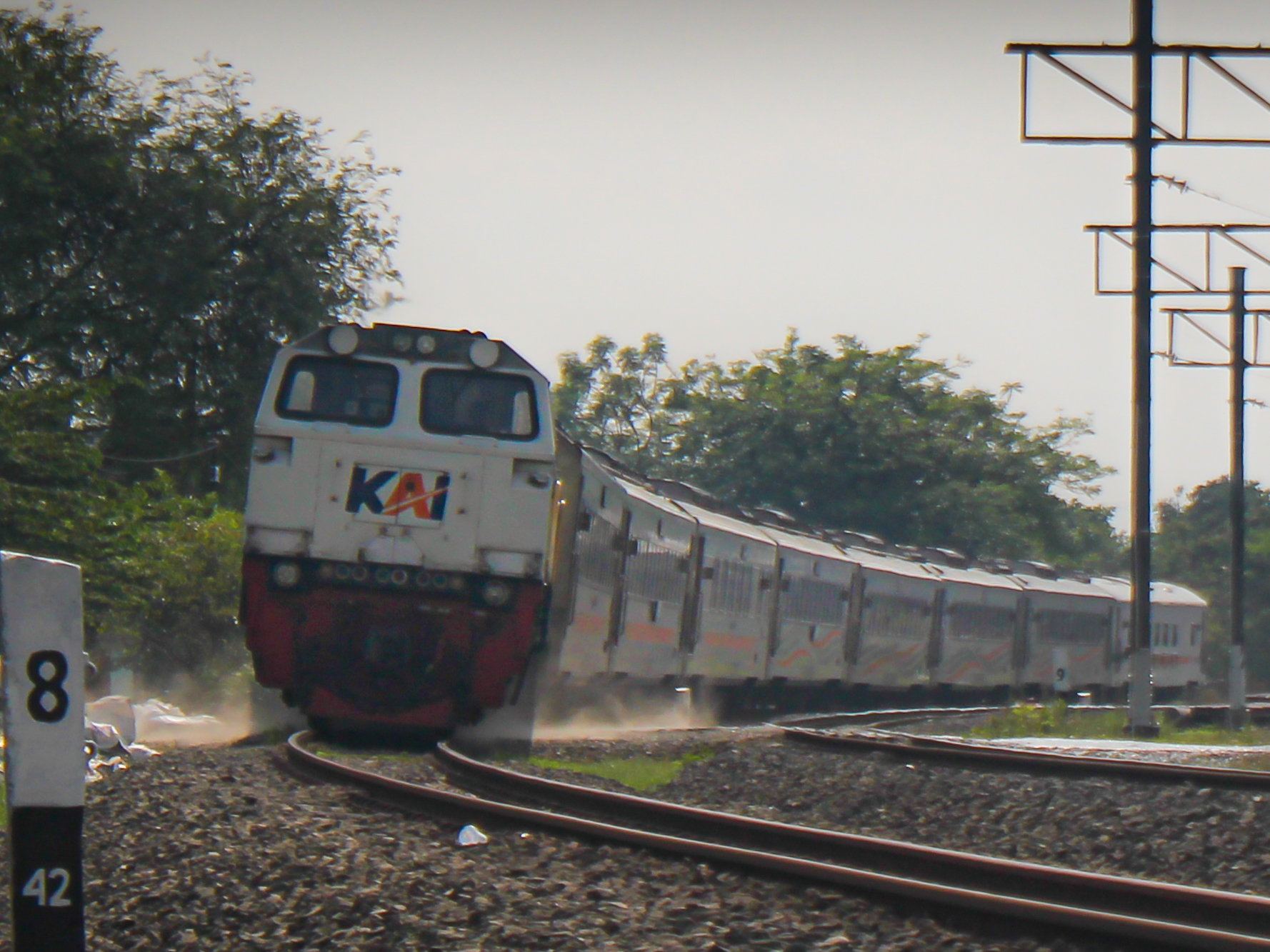 KA 253 Kertajaya saat melintas di Tiber area JPL 109 Cikarang