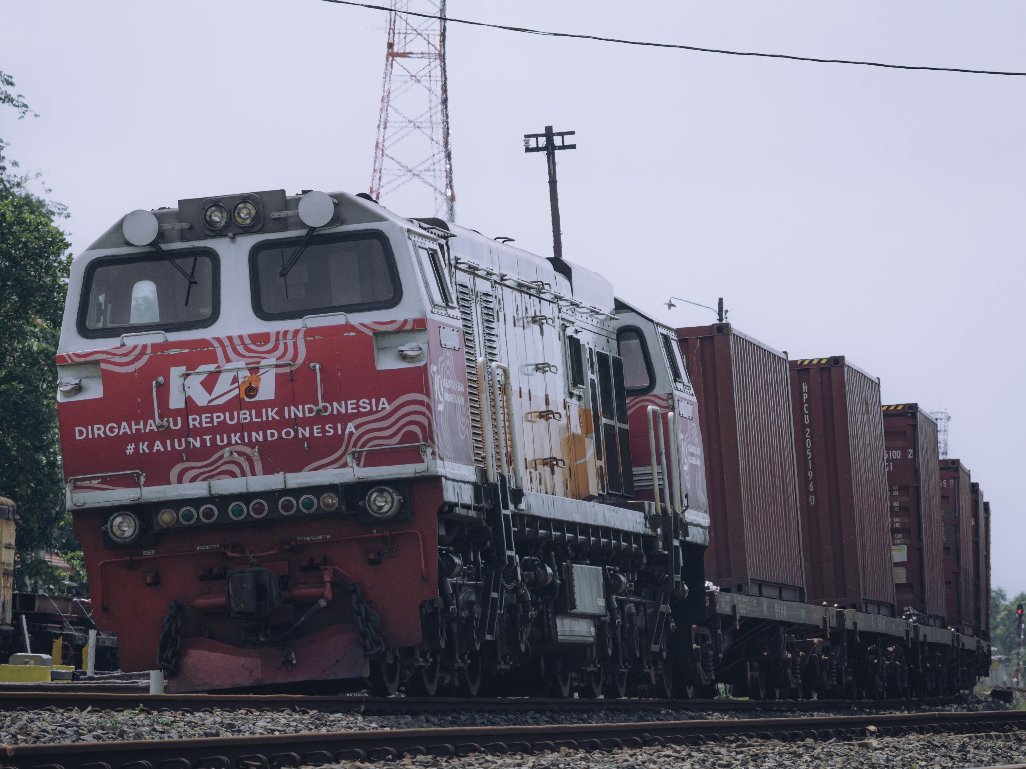 Tertahan lama menunggu kereta lain melintas dijalurnya