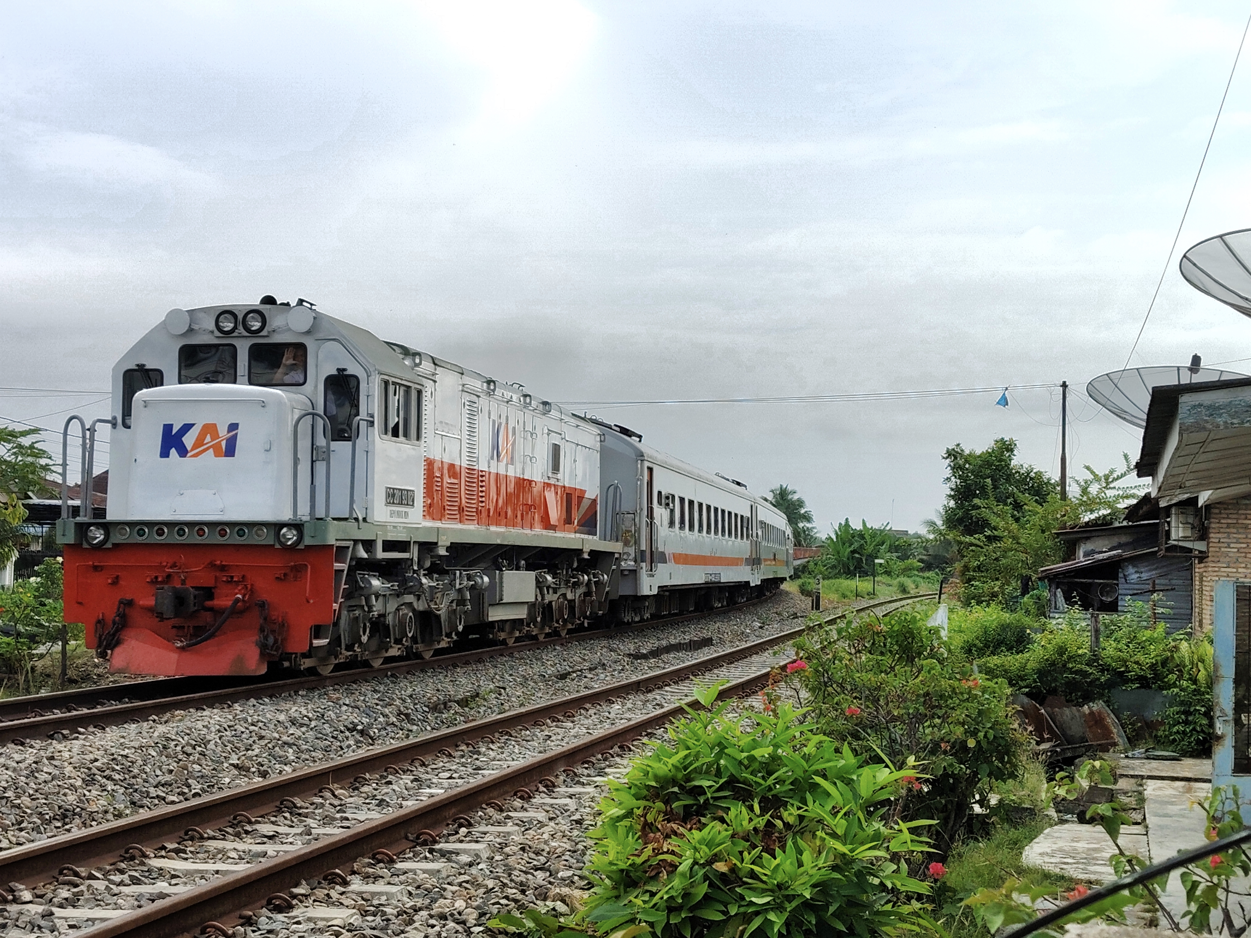 Kereta Putri Deli persiapan masuk Stasiun Kisaran