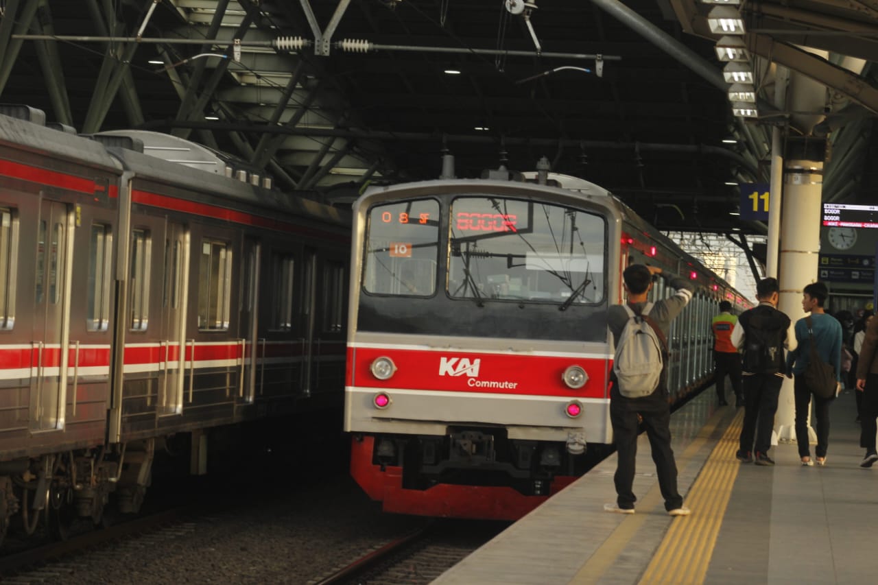 Langkah di Bawah Cahaya Senja