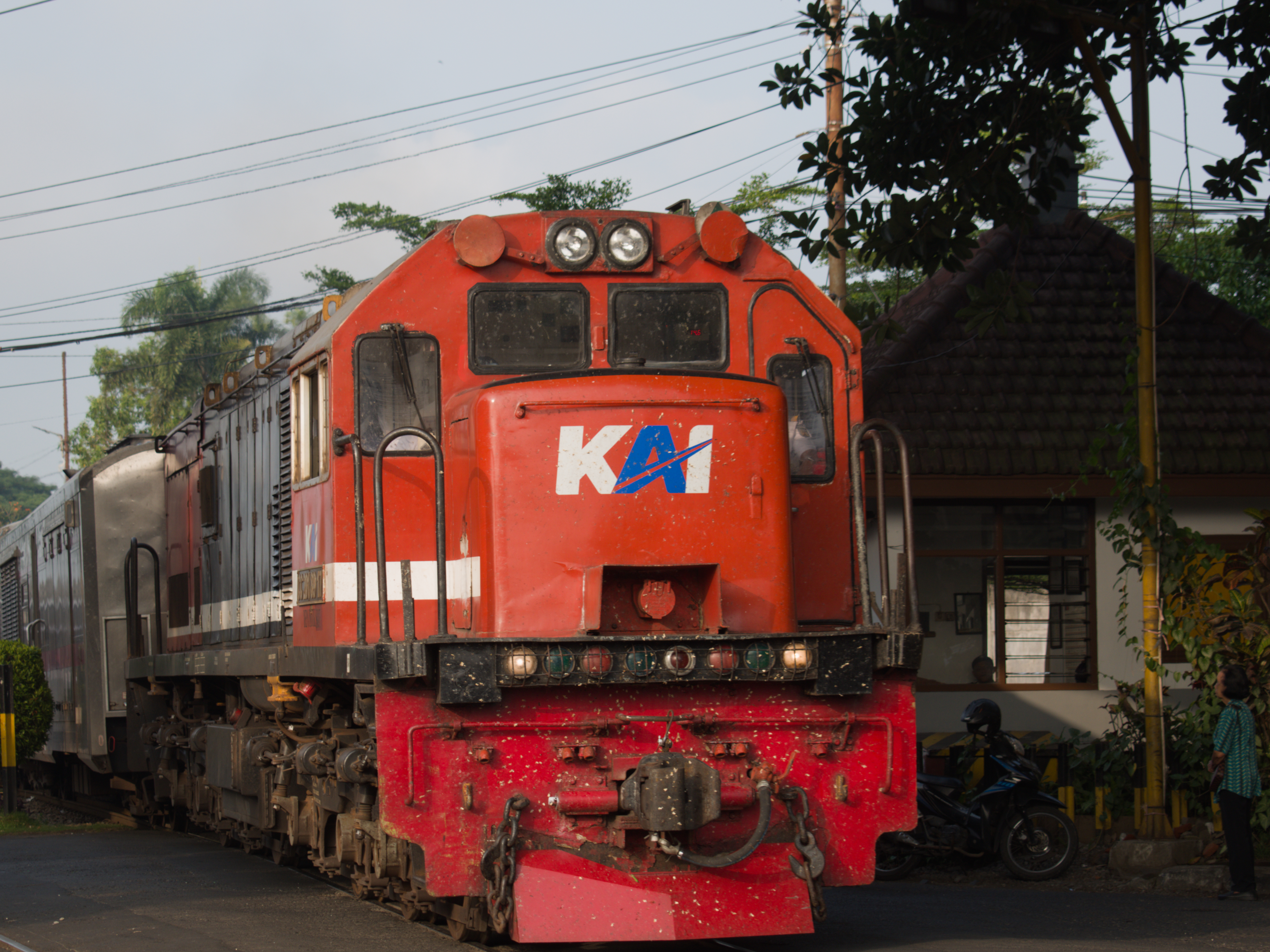 CC201 89 12SDT Yang Sedang Menarik KA246 Majapahit Di Malang Kota Lama