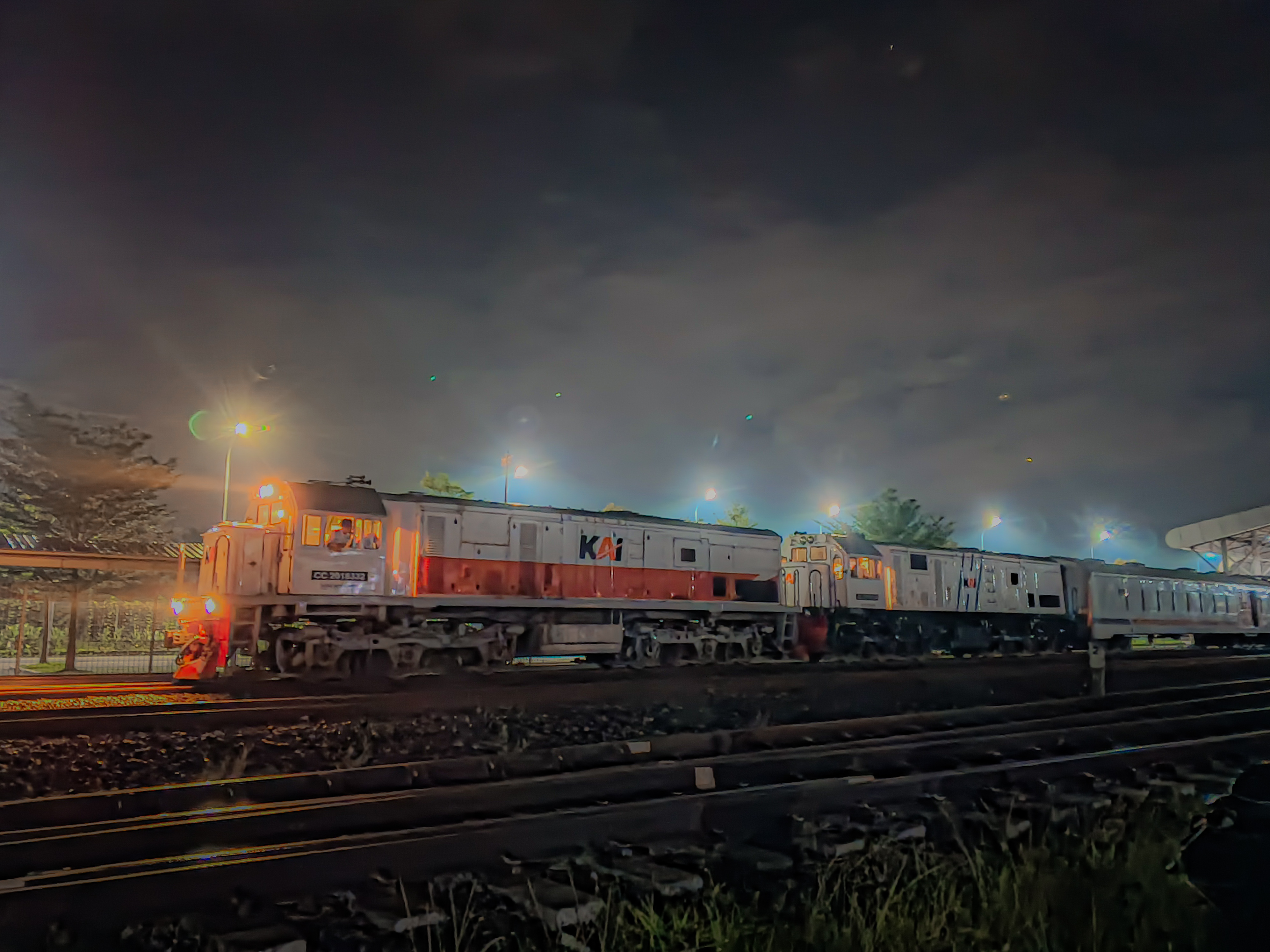 Sorot malam dua kuda besi dari jawa