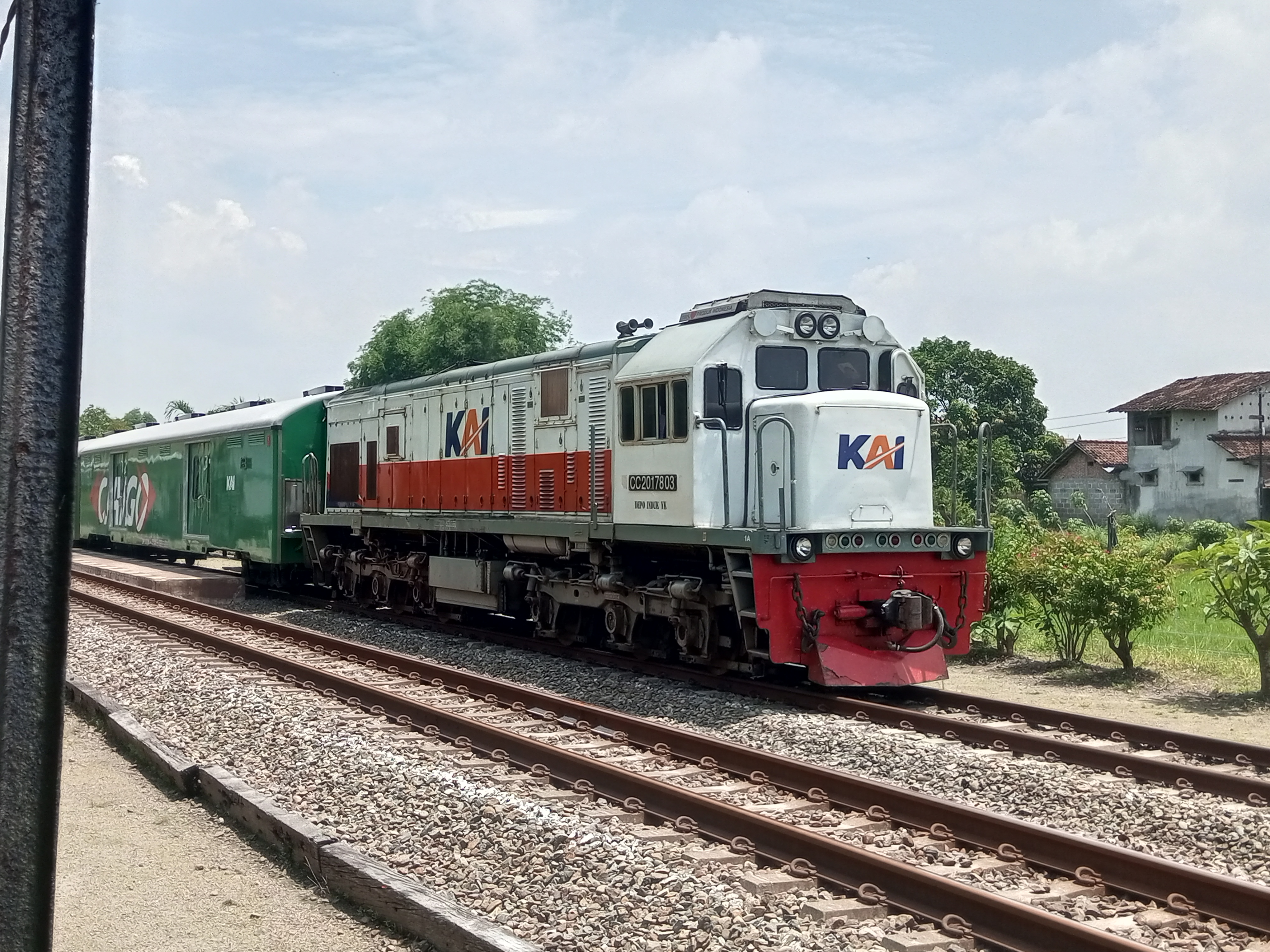 Kereta Parcel Tengah Sedang Menunggu Silang Dengan KA Matarmaja Di stasiun Susuhan Kediri