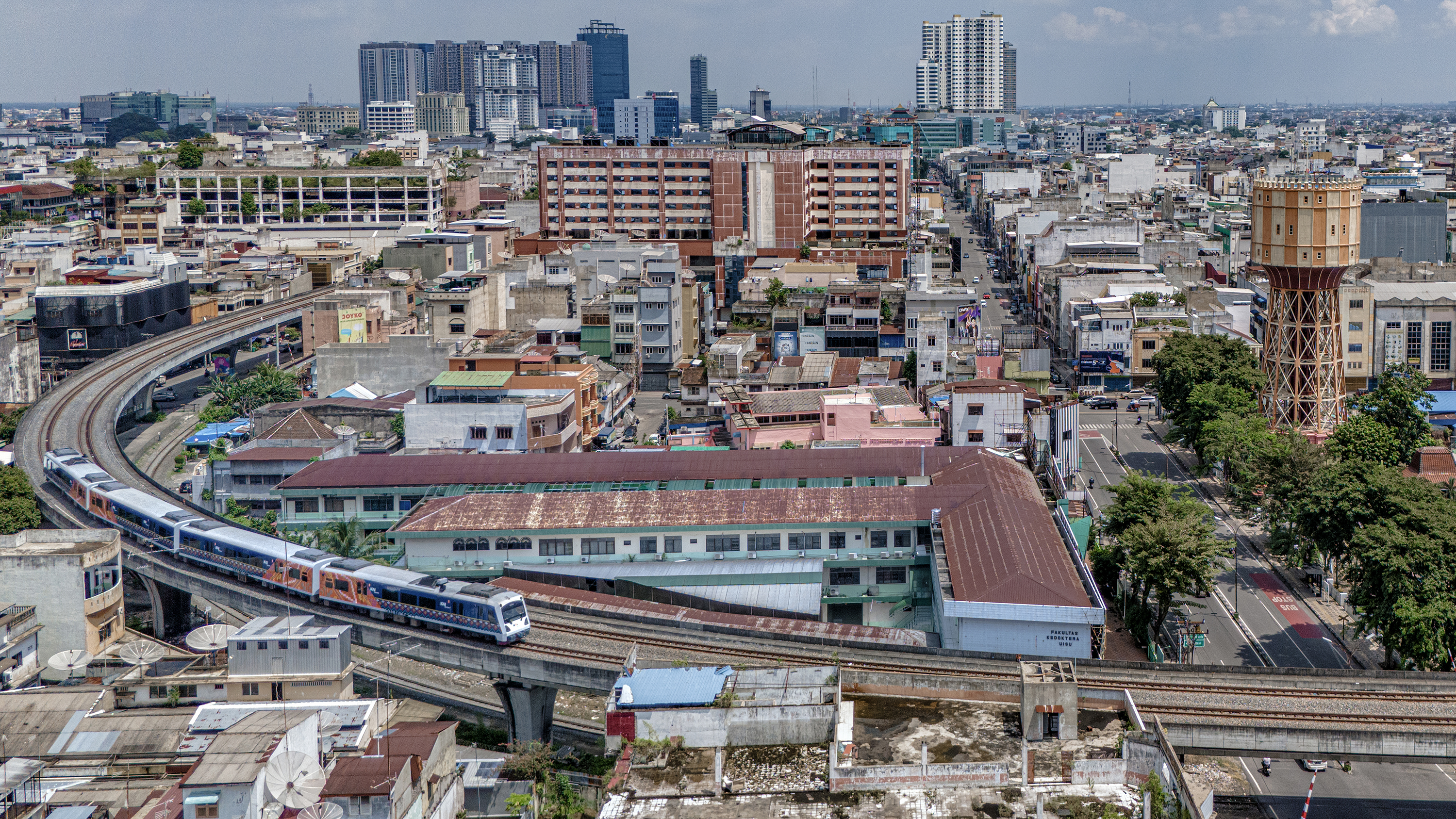 Perjalanan Rel kereta api membelah kota medan