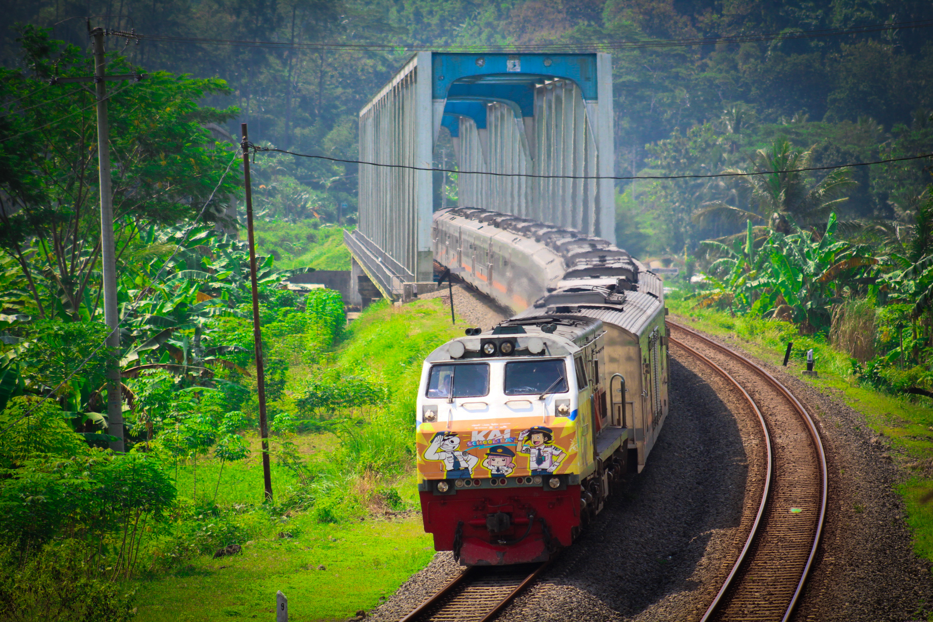 Kereta Fajar utama Yk meliuk tipis lepas Jembatan Serayu