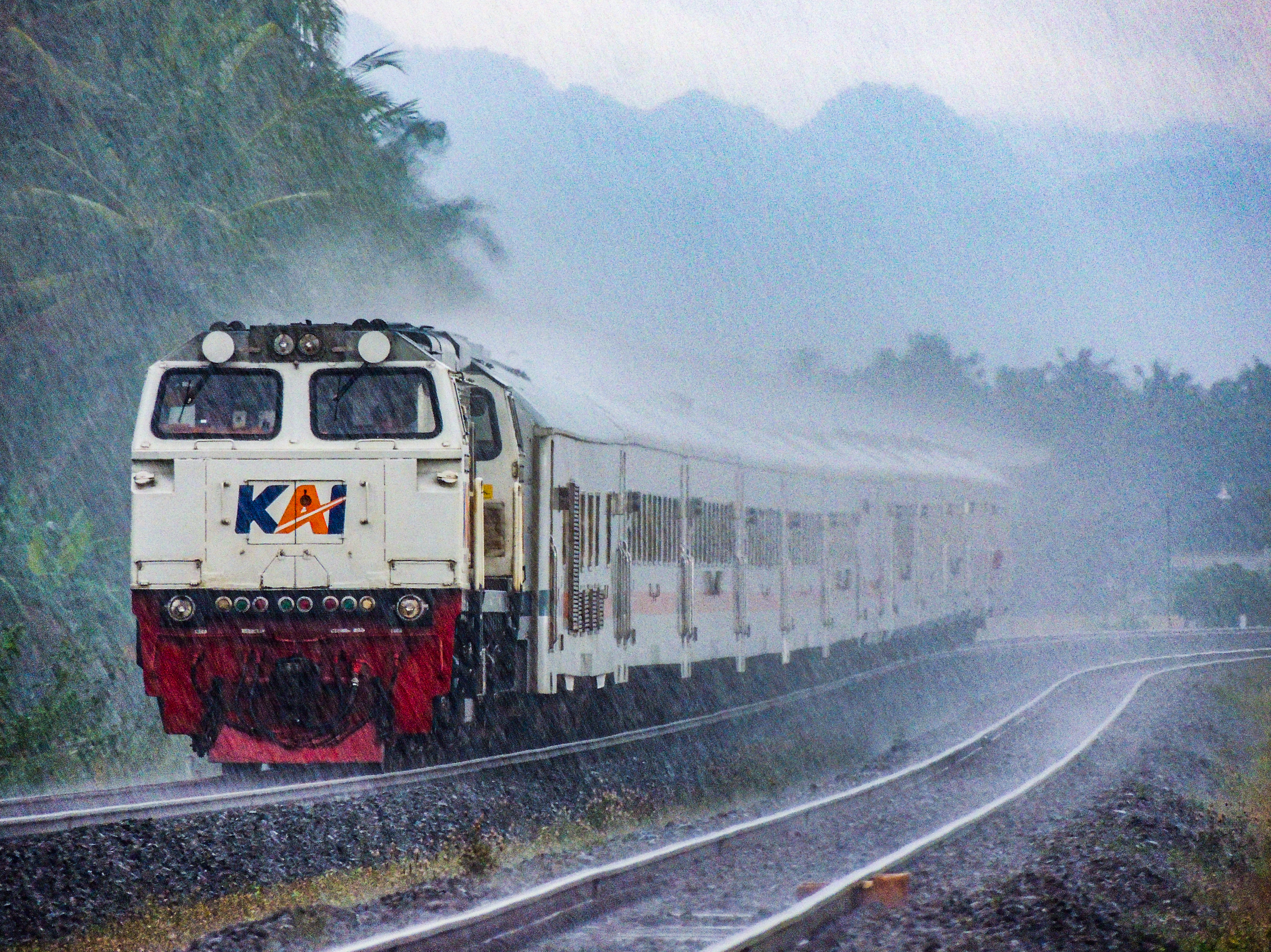 Ka Ranggajati Menembus Hujan