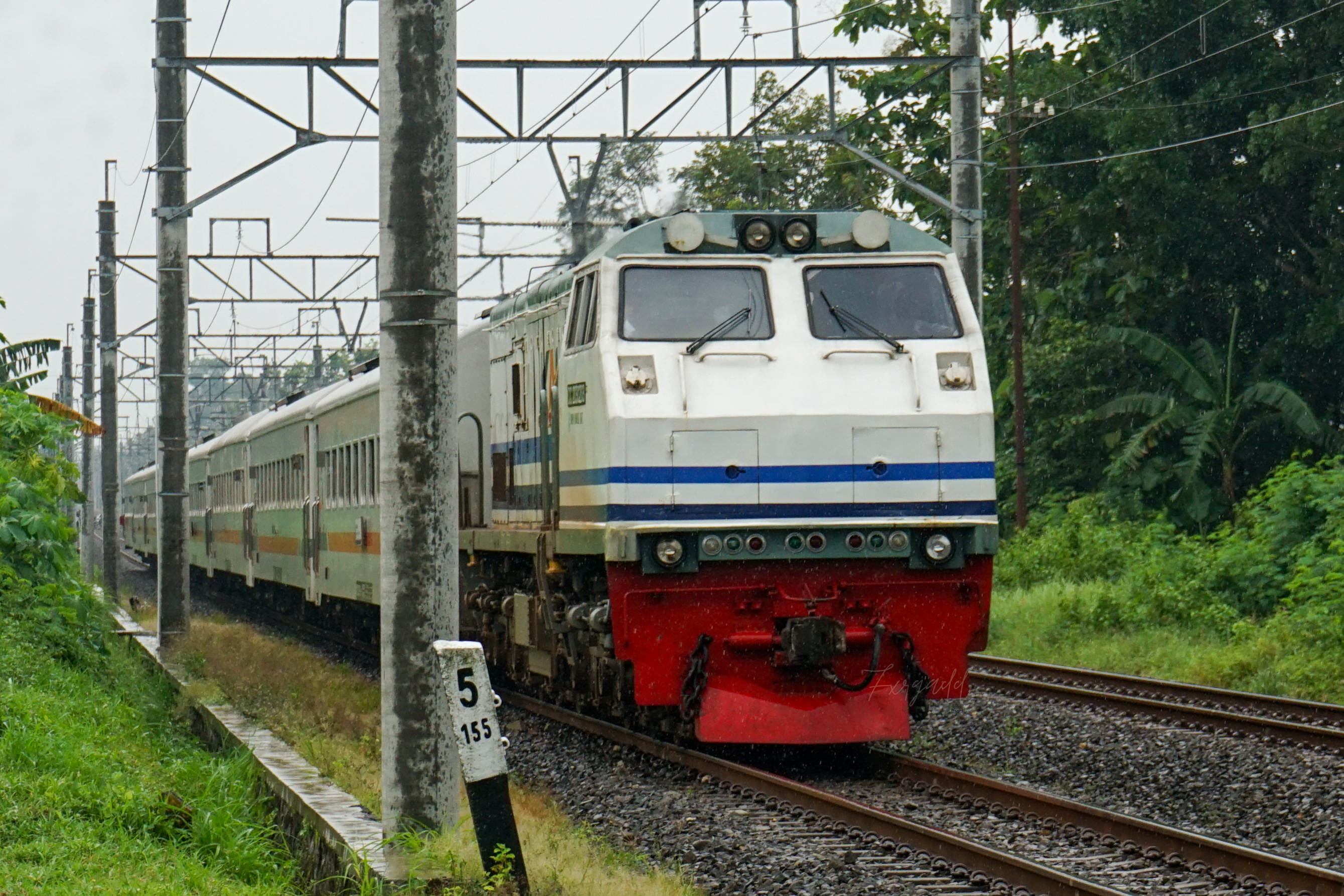 Kereta Api Pasundan (239) dengan Lokomotif bercorak Biru-putih Melintas Langsung di Stasiun Kalasan