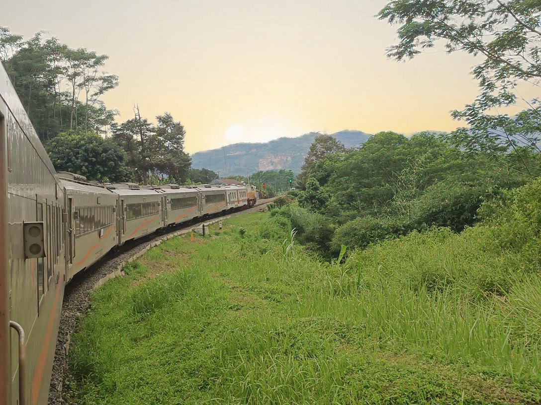 Liukan kereta api Parahyangan bersama indahnya jalur selatan
