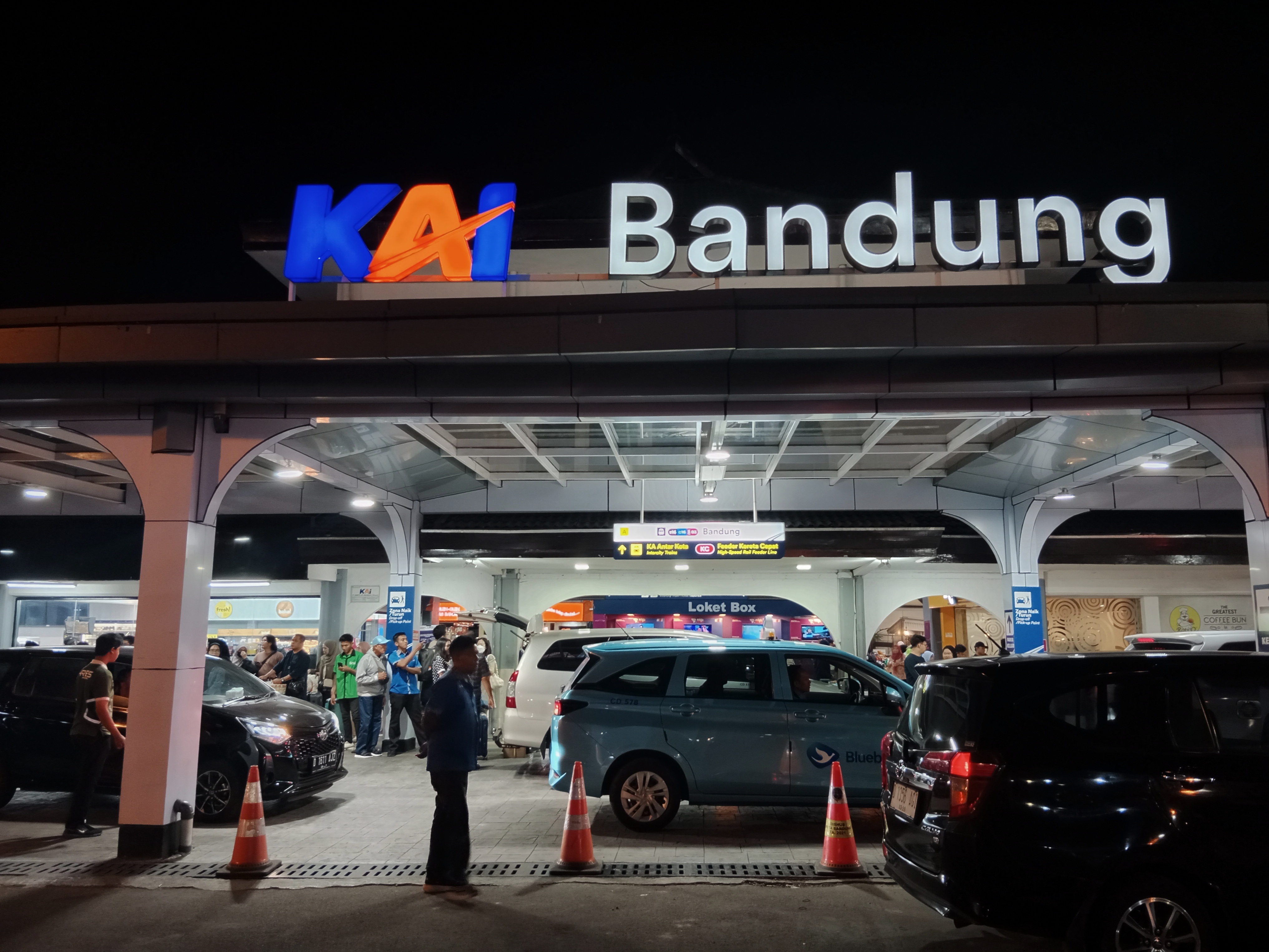 Stasiun Bandung di kala malam hari