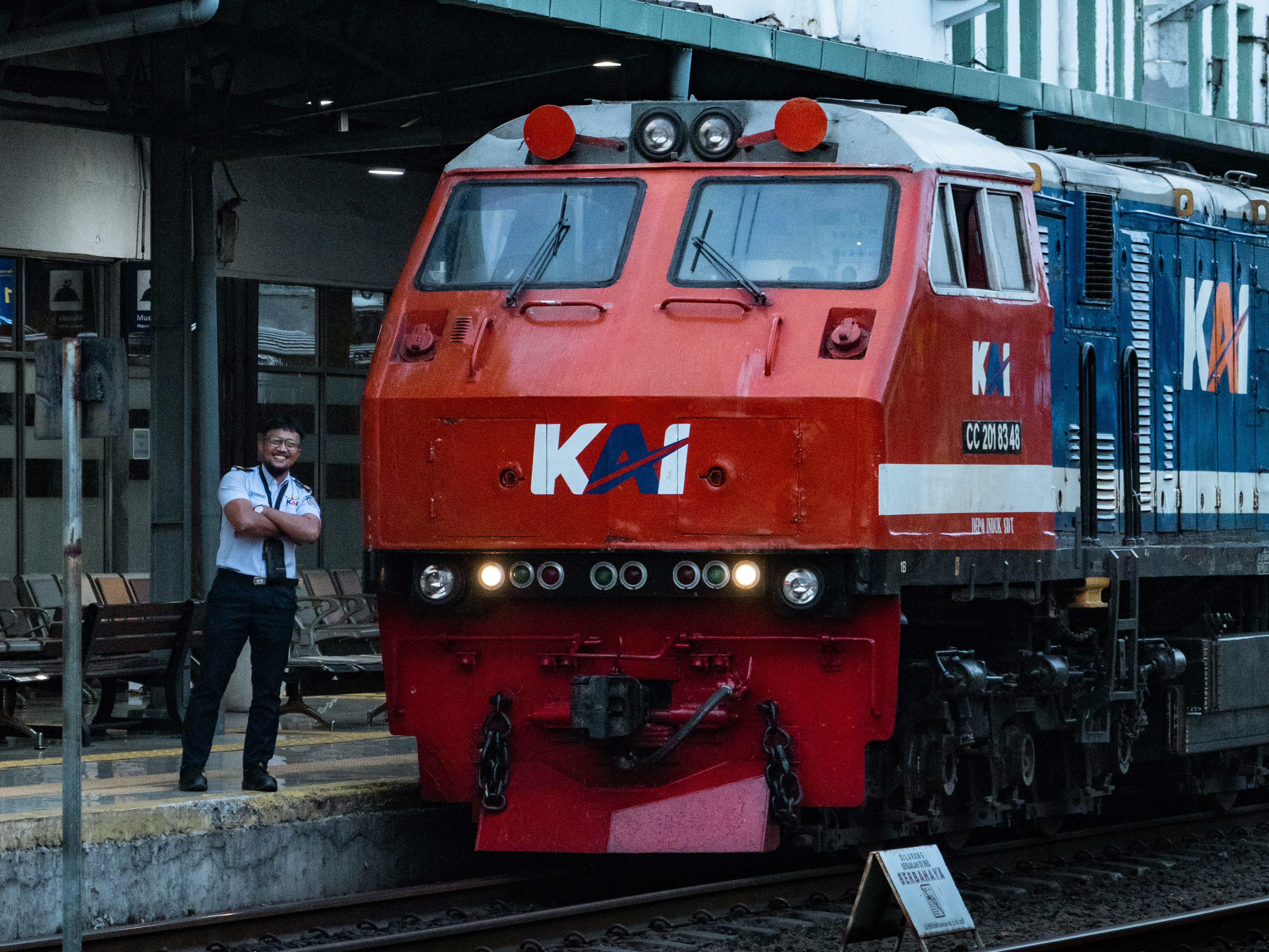 Lokomotif RnB dan masinis ramah