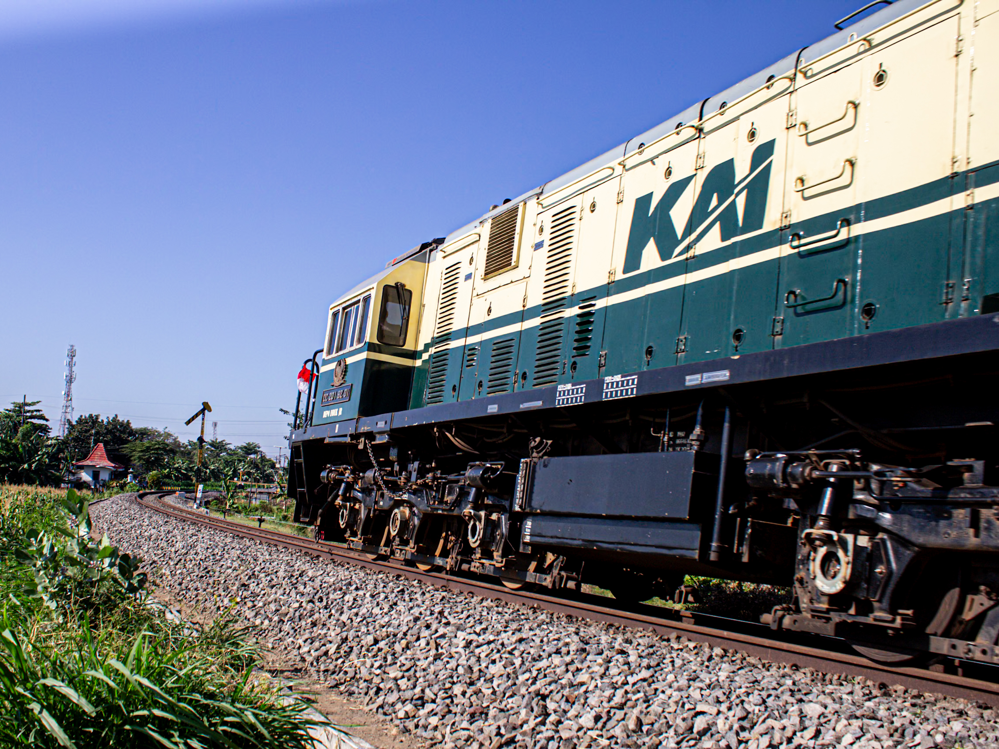 lokomotif vintage yang sedang melaju dengan gagah