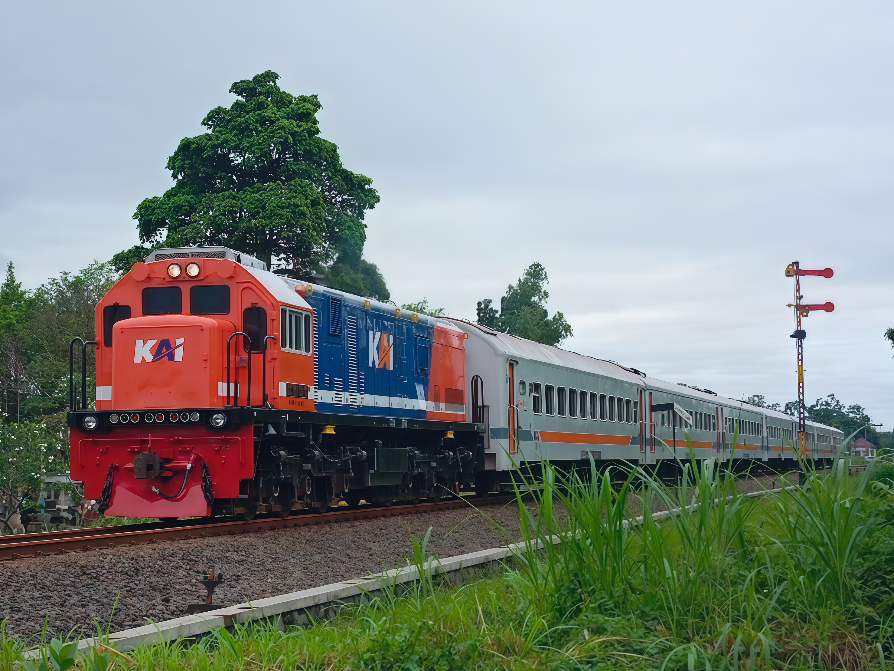 Kereta Commuter Line Dhoho ditarik Lokomotif RnB